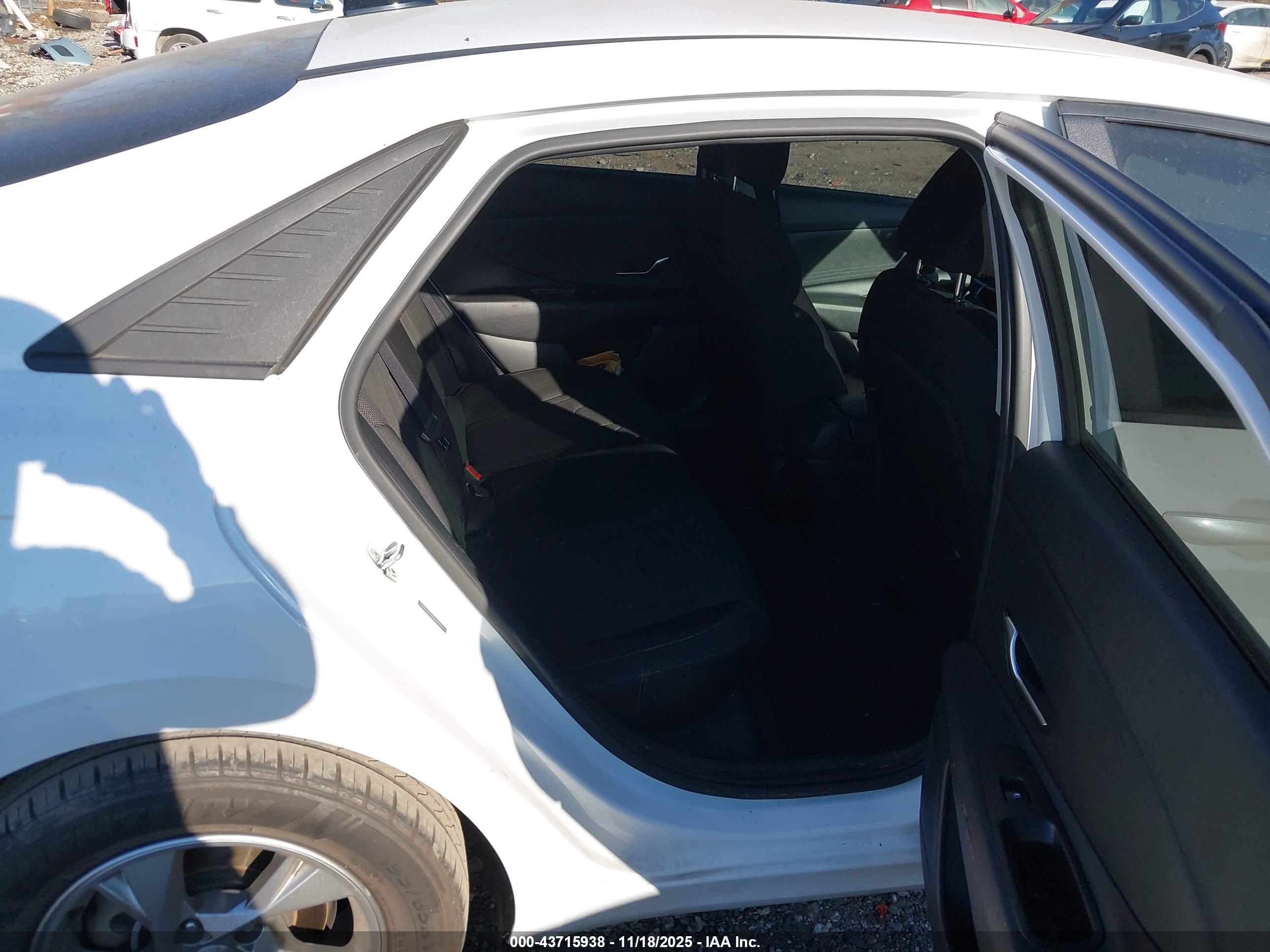 HYUNDAI ELANTRA image 8
