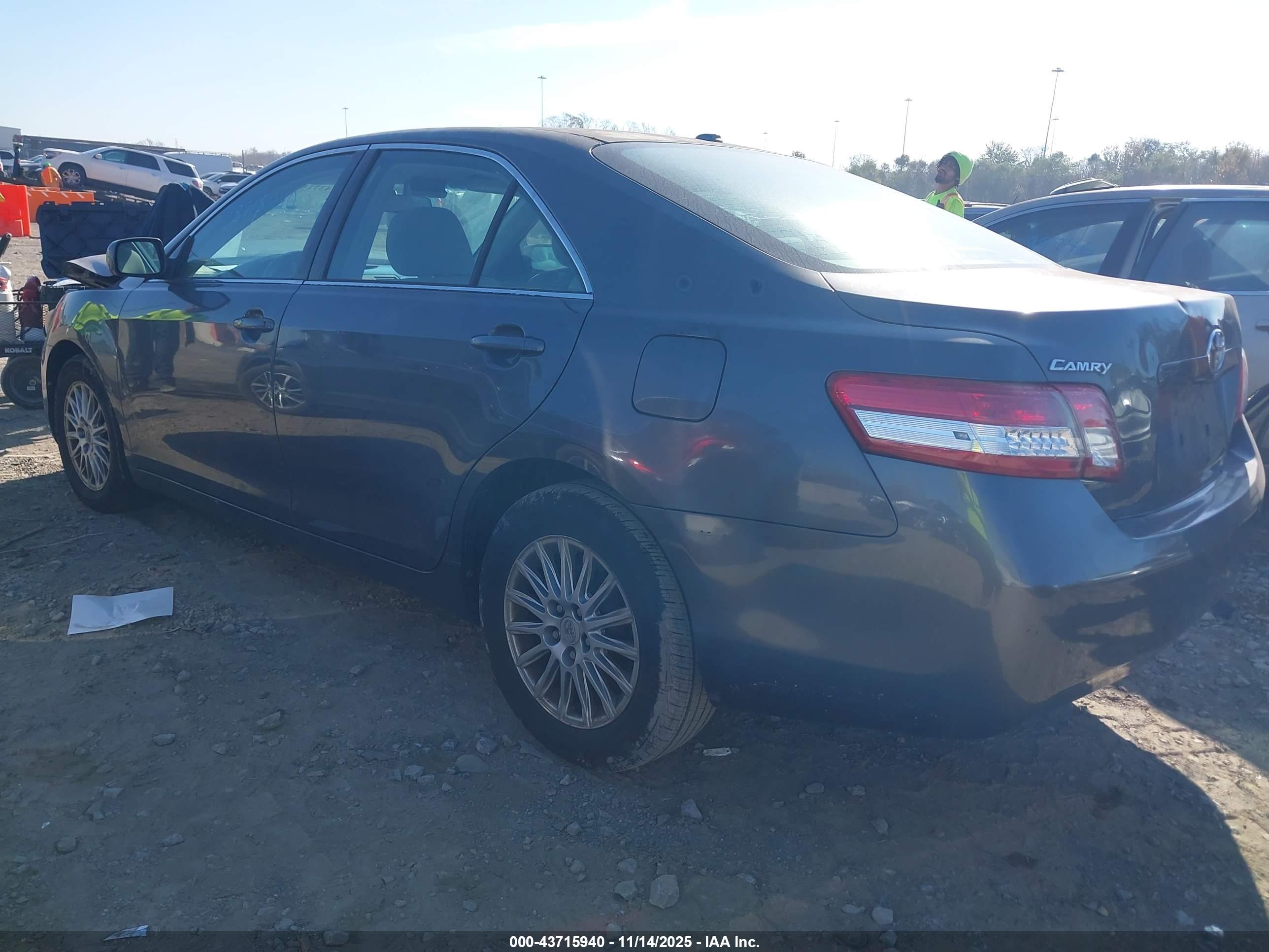 TOYOTA CAMRY image 3