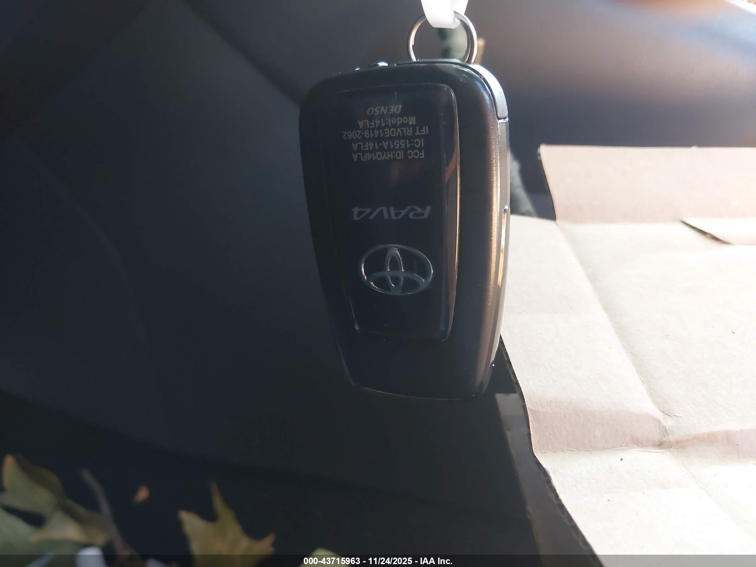TOYOTA RAV4 image 11