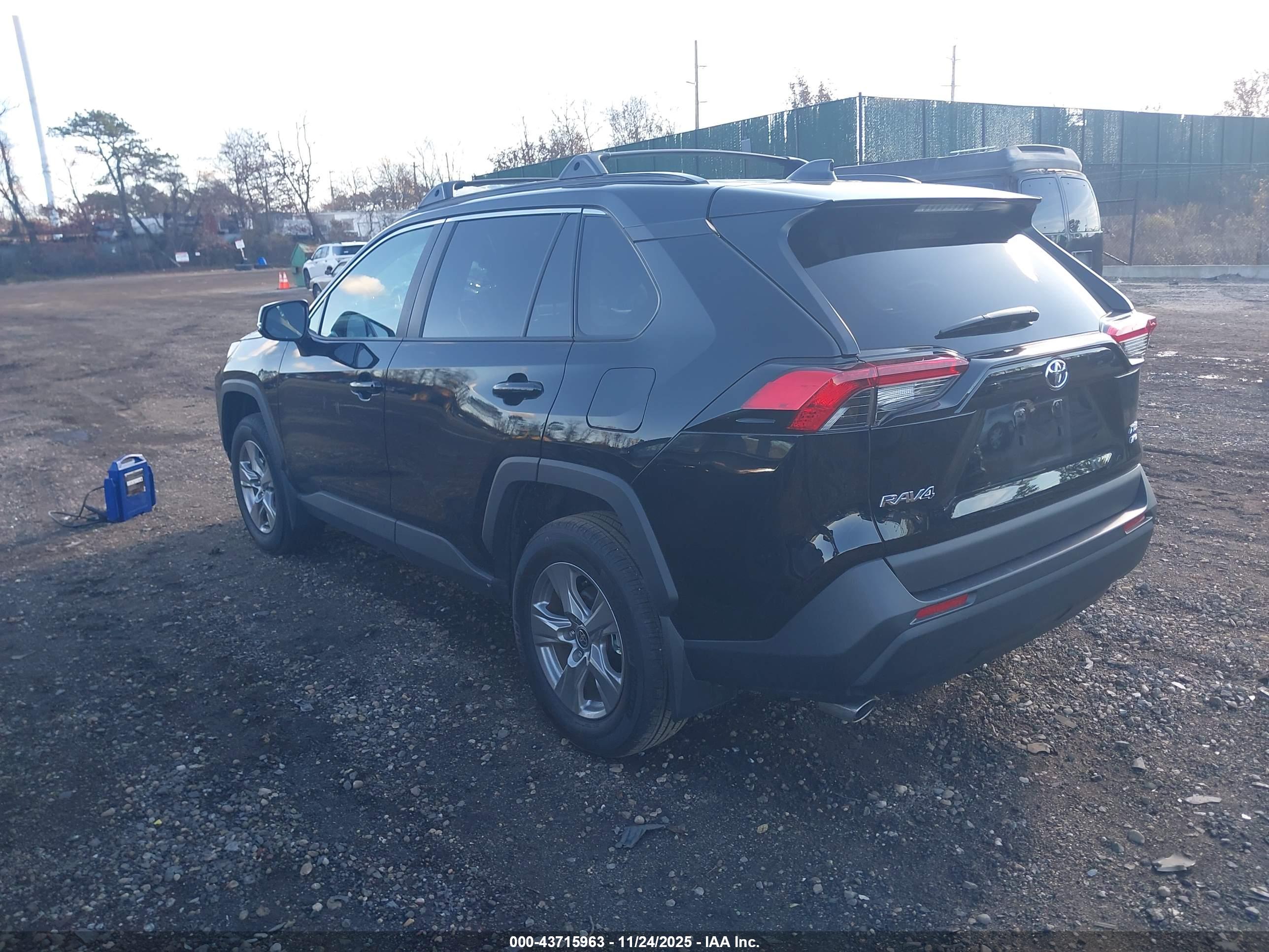 TOYOTA RAV4 image 3