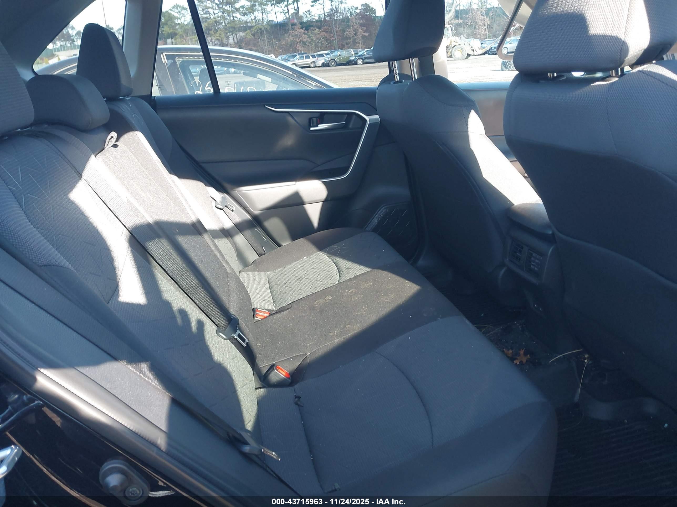 TOYOTA RAV4 image 8