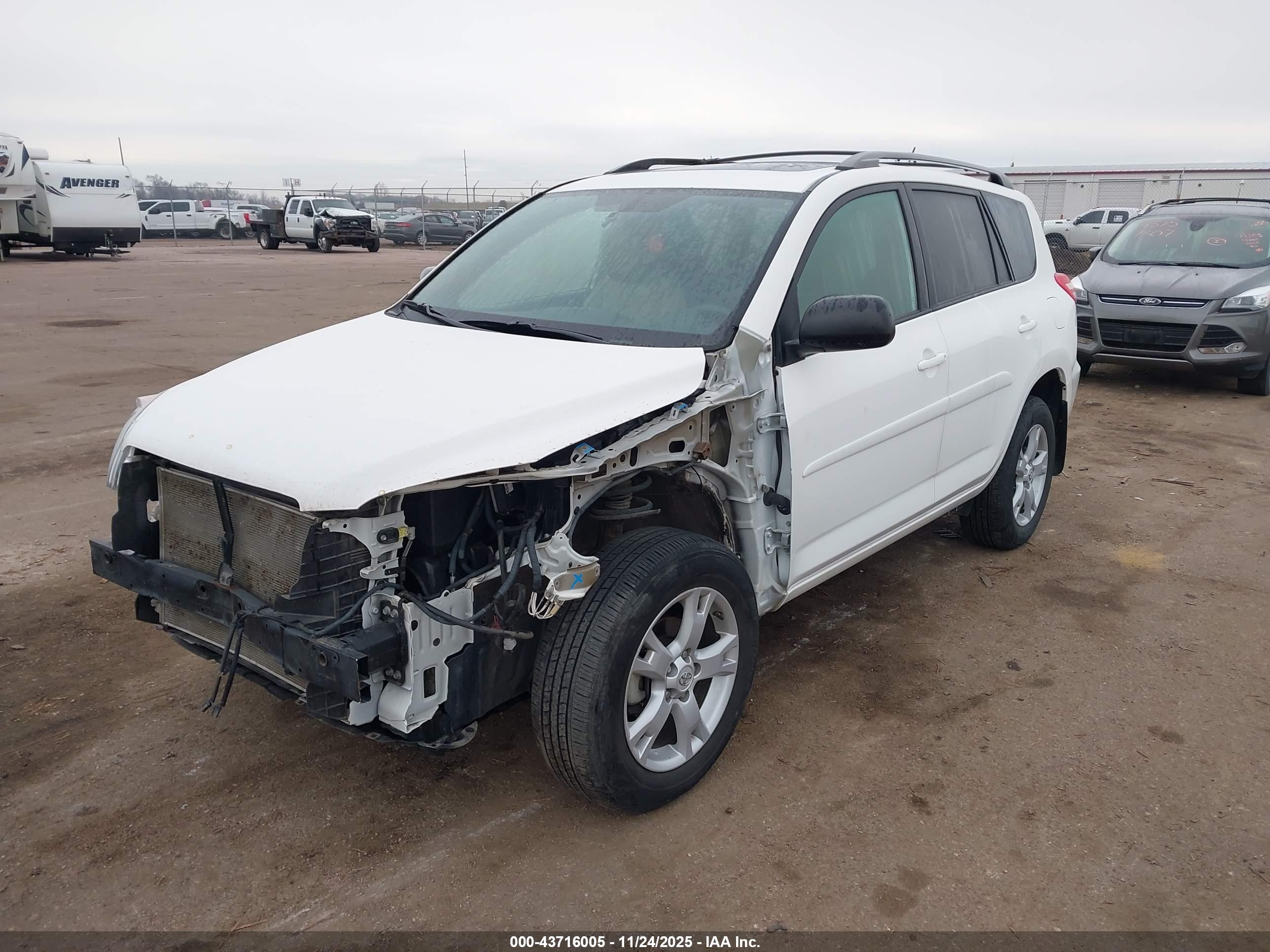 TOYOTA RAV4 image 2
