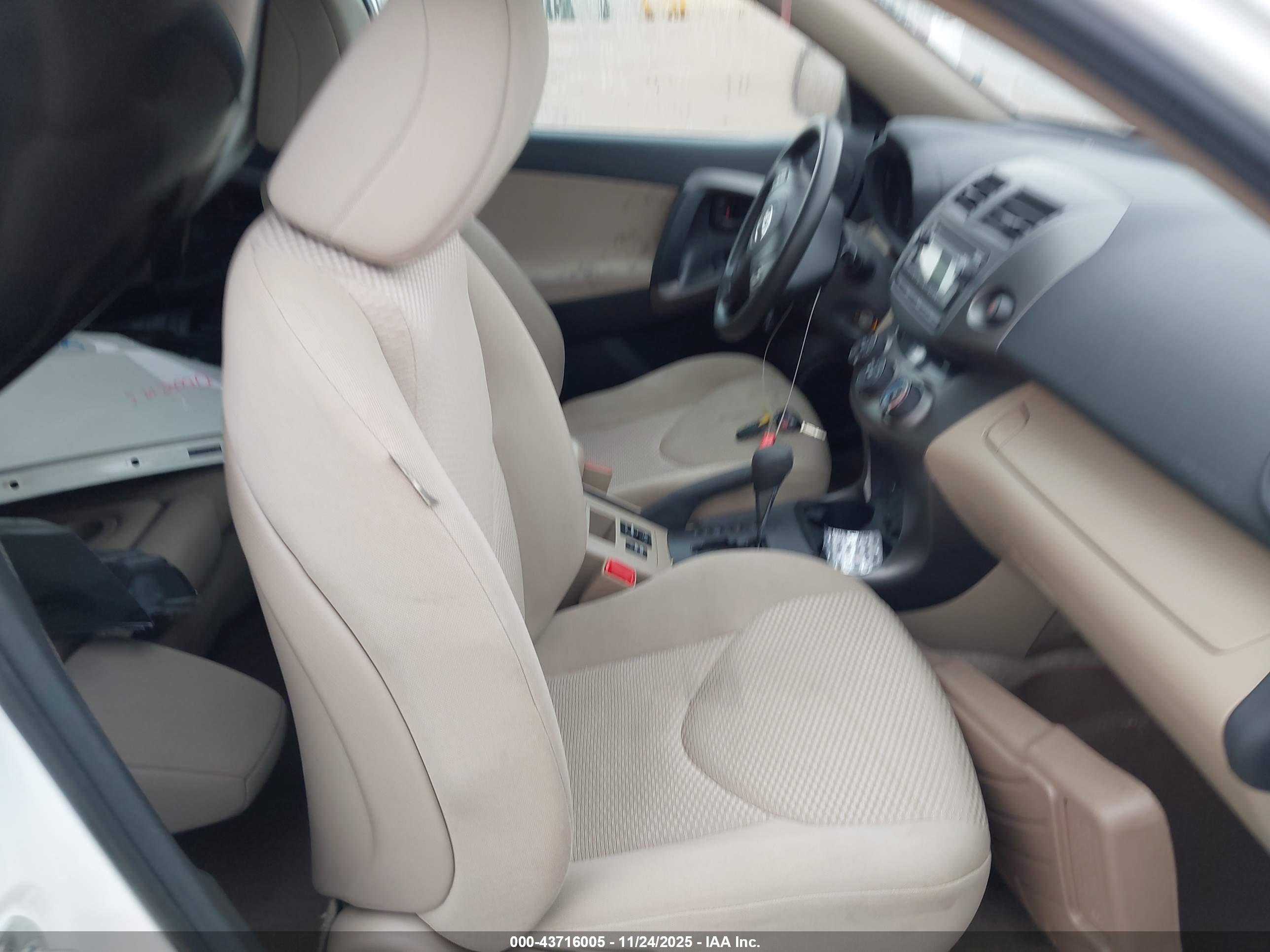 TOYOTA RAV4 image 5