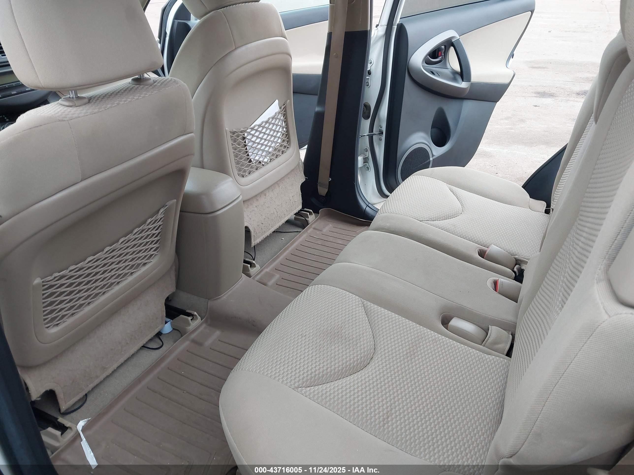 TOYOTA RAV4 image 8