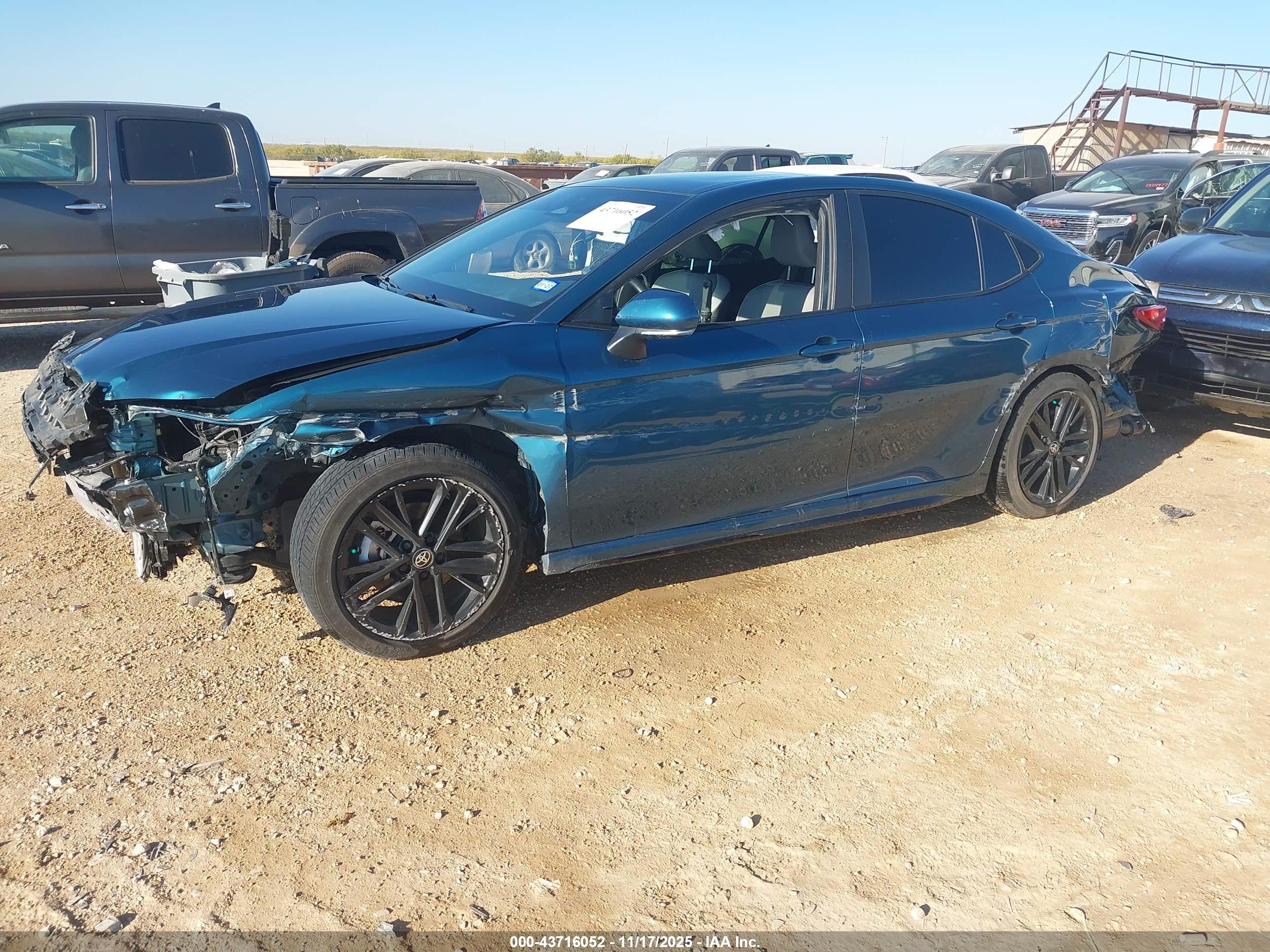 TOYOTA CAMRY image 2