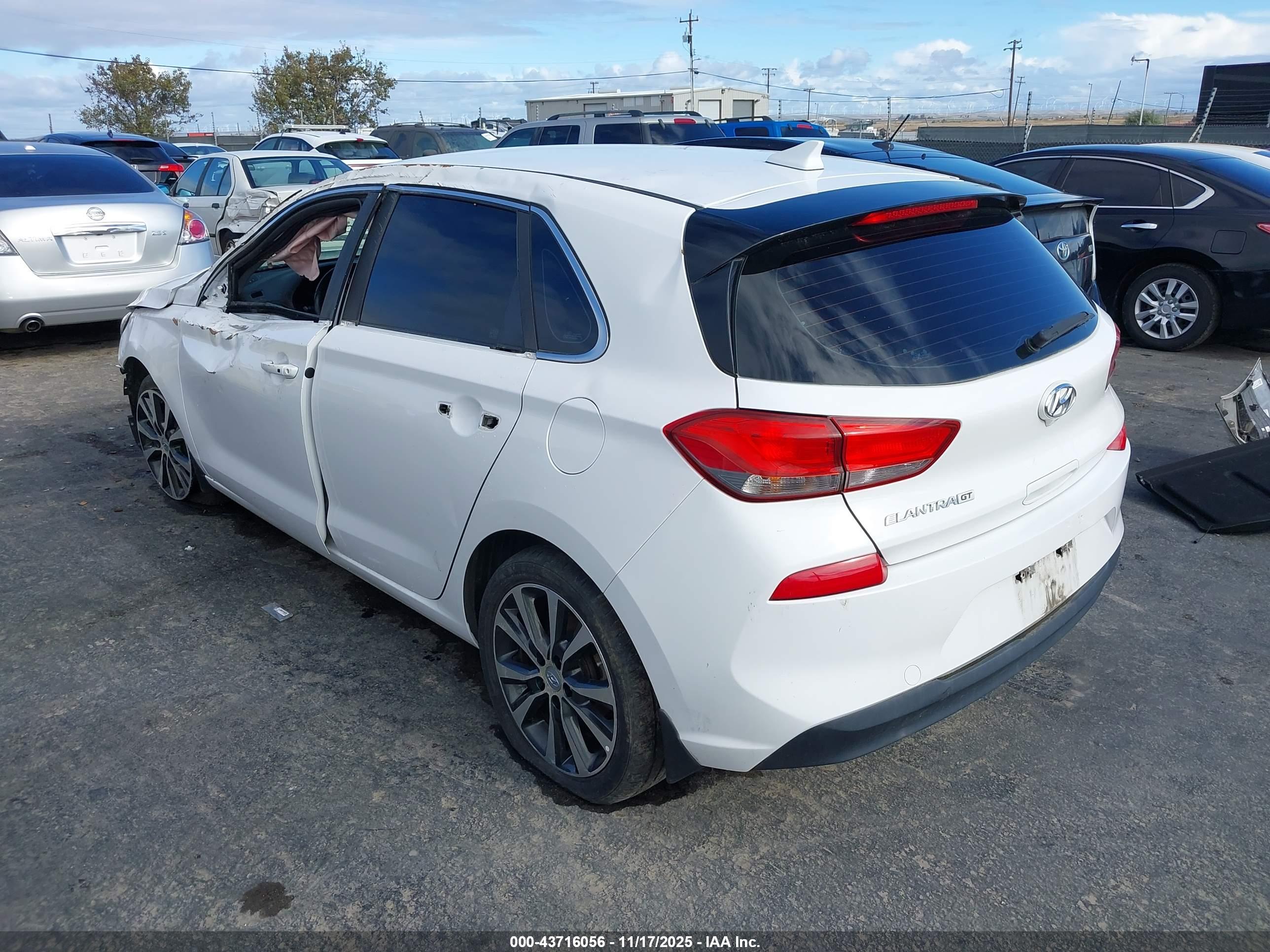 HYUNDAI ELANTRA image 3