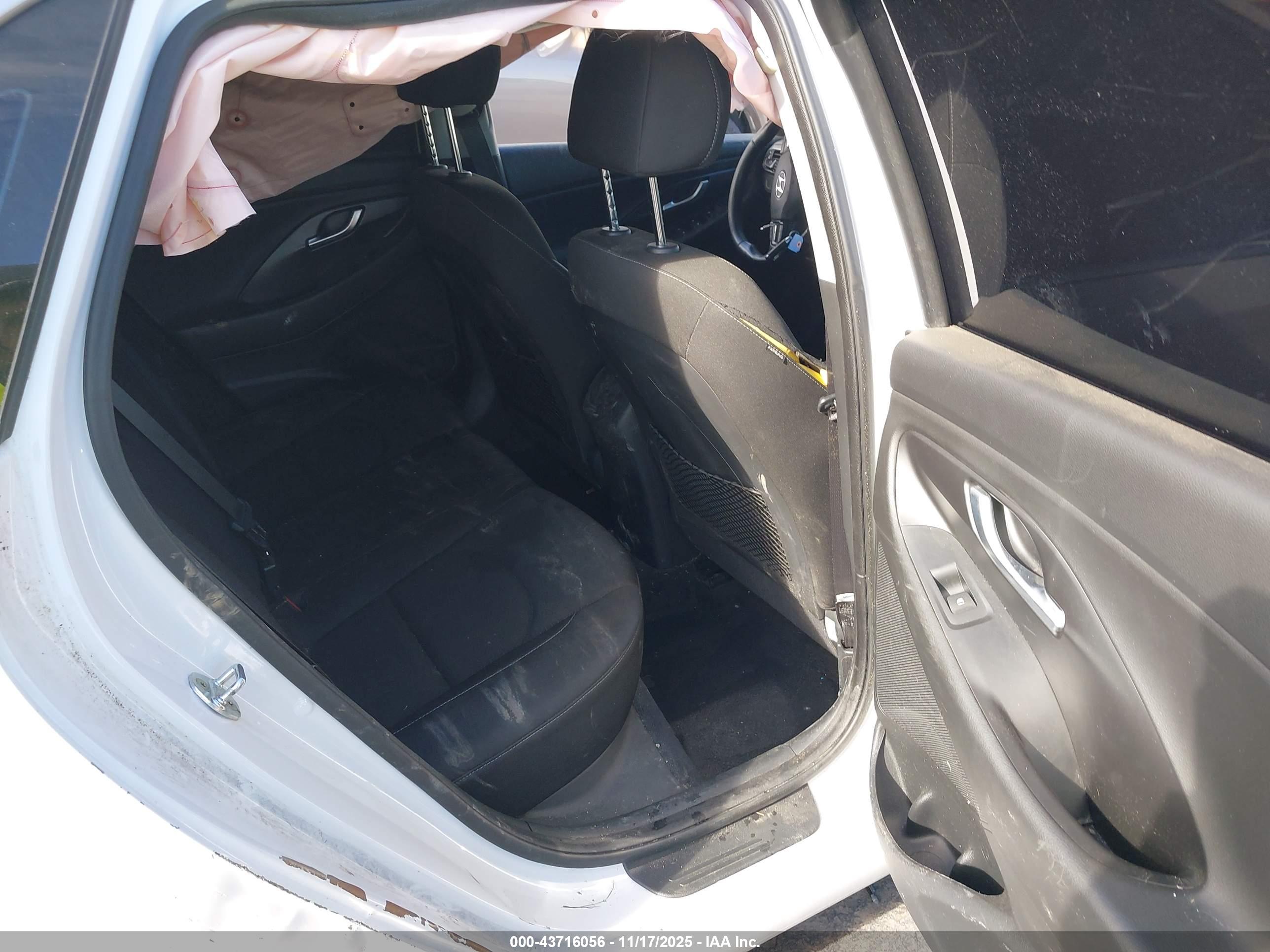 HYUNDAI ELANTRA image 8
