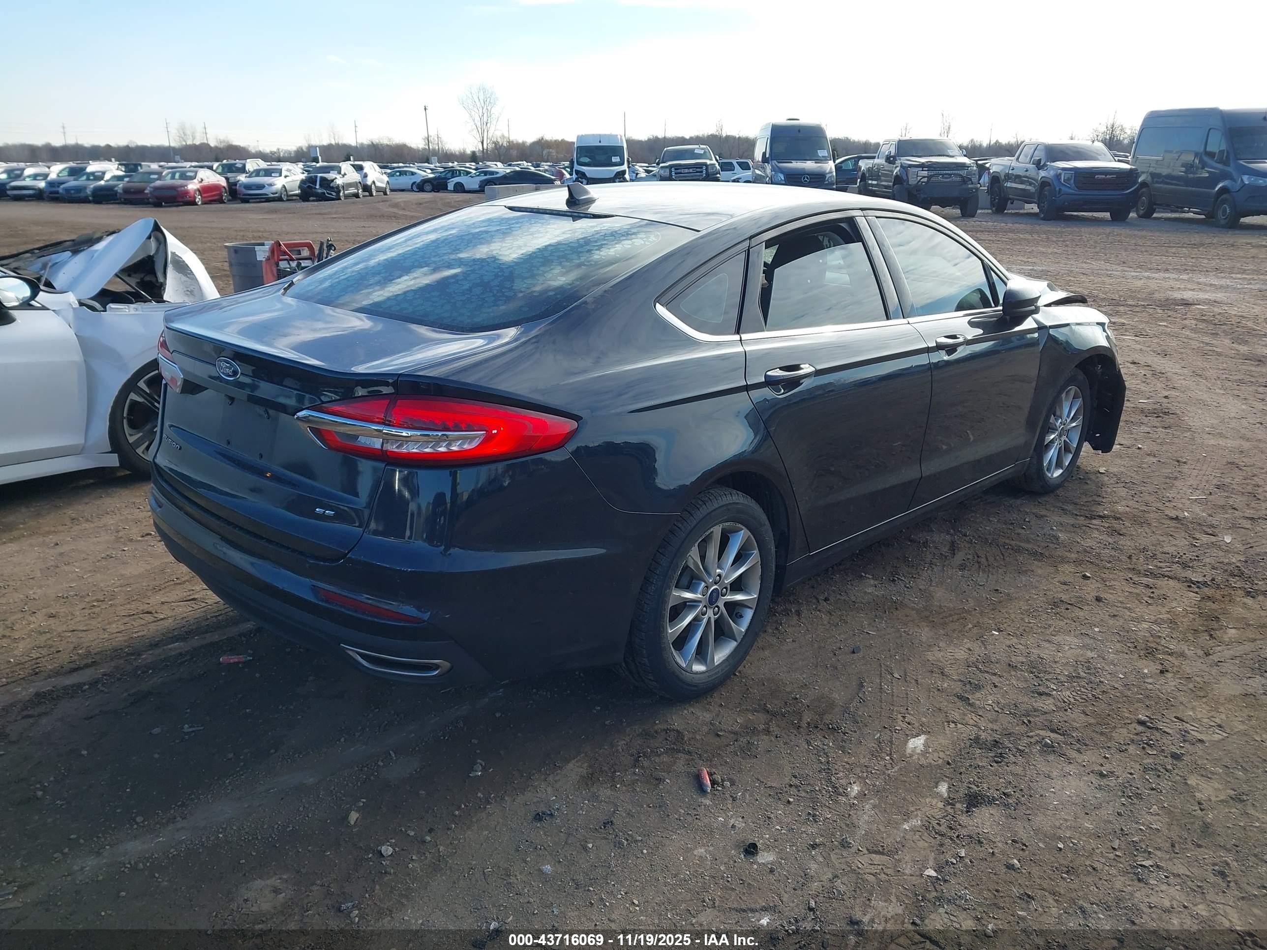 FORD FUSION image 4