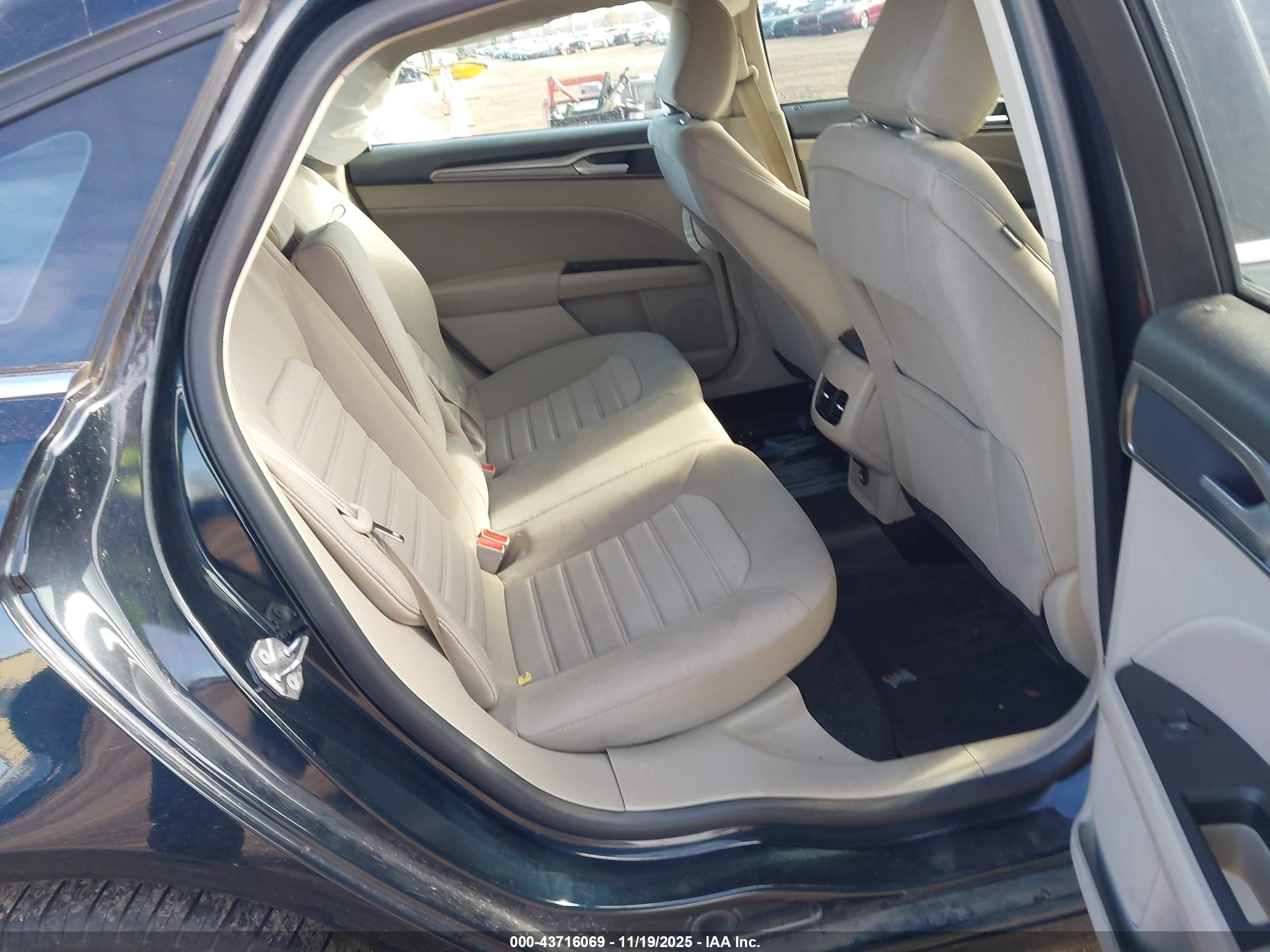 FORD FUSION image 8