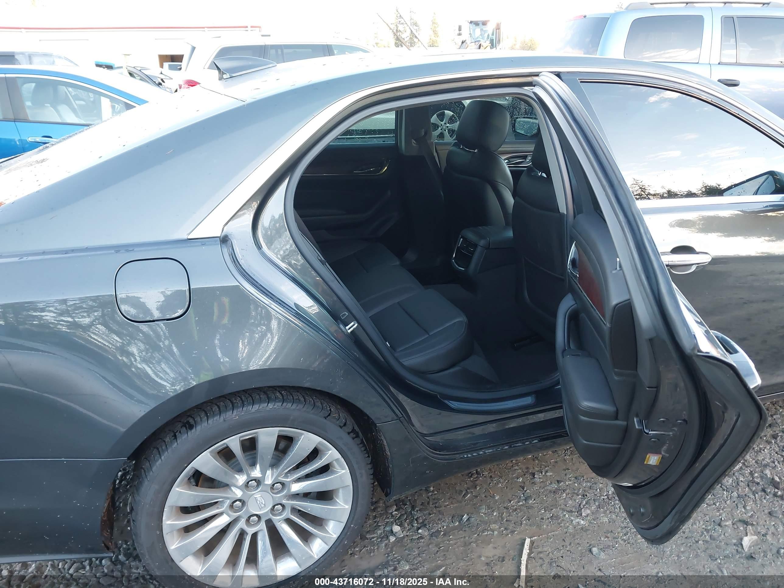 CADILLAC CTS image 8