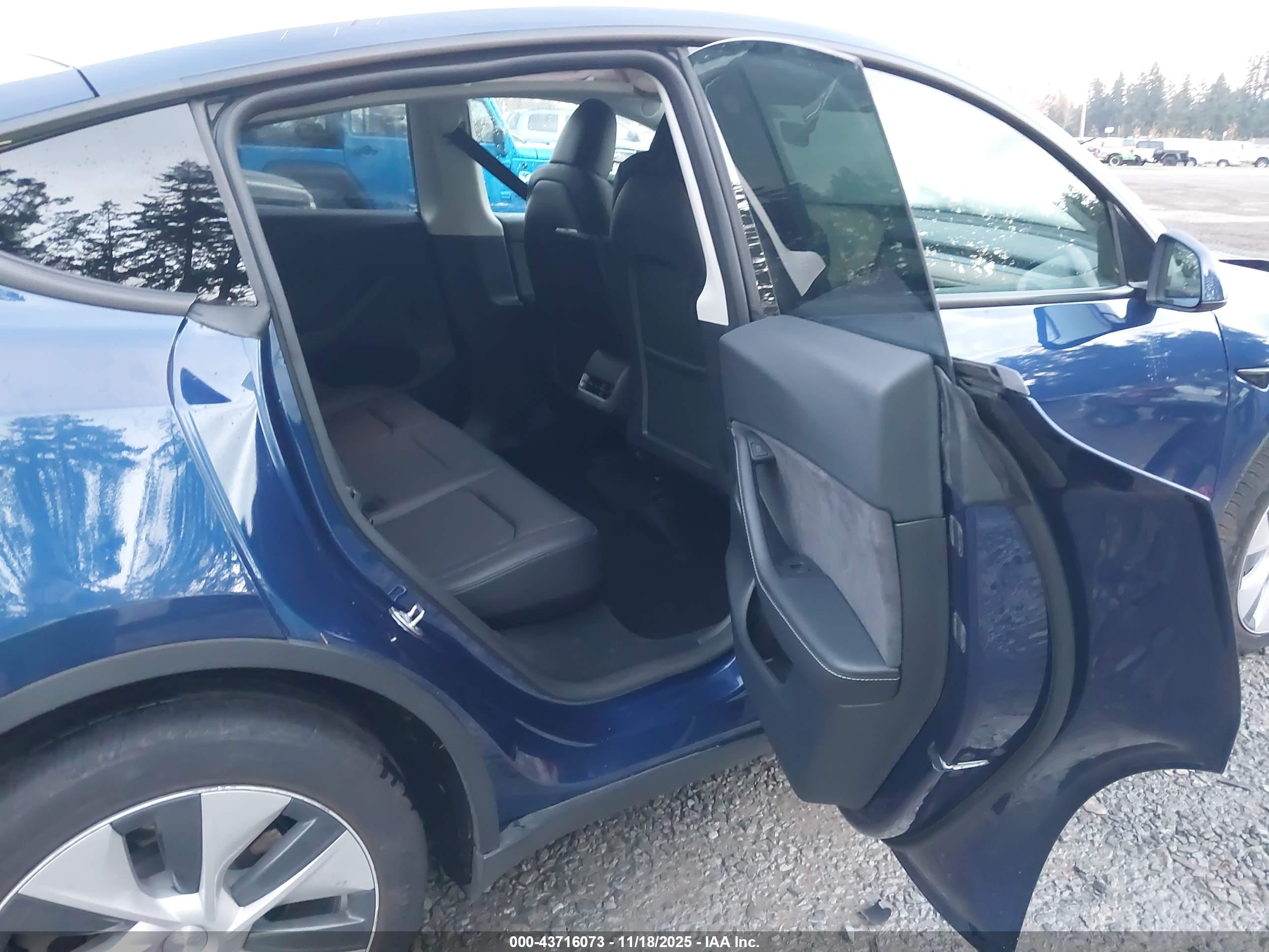 TESLA MODEL image 8