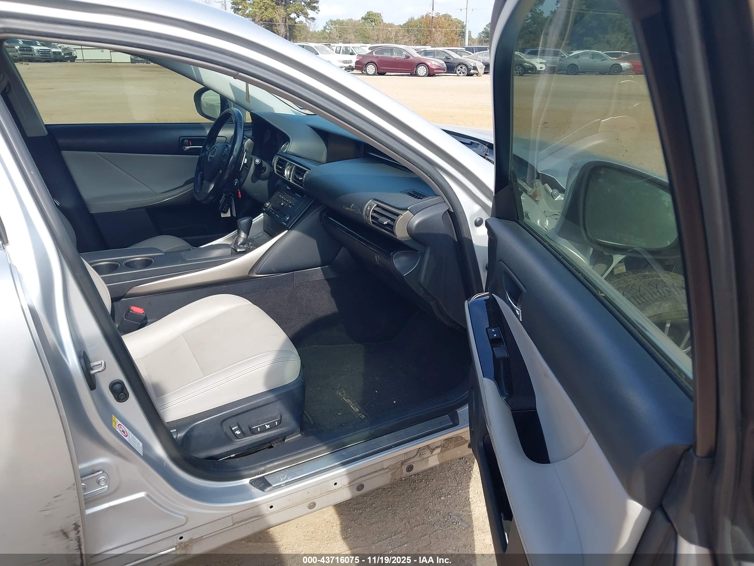 LEXUS IS image 5