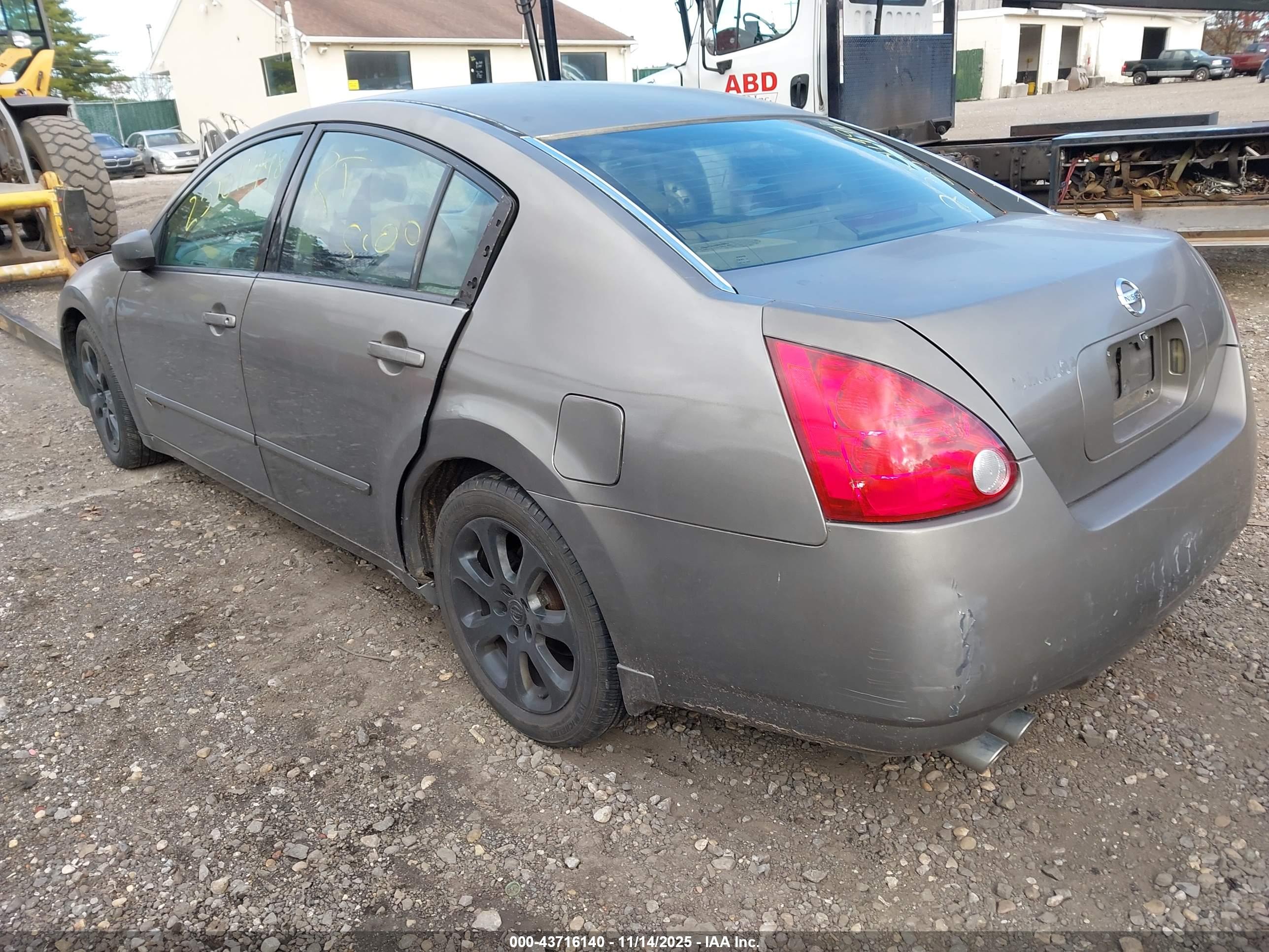 NISSAN MAXIMA image 3