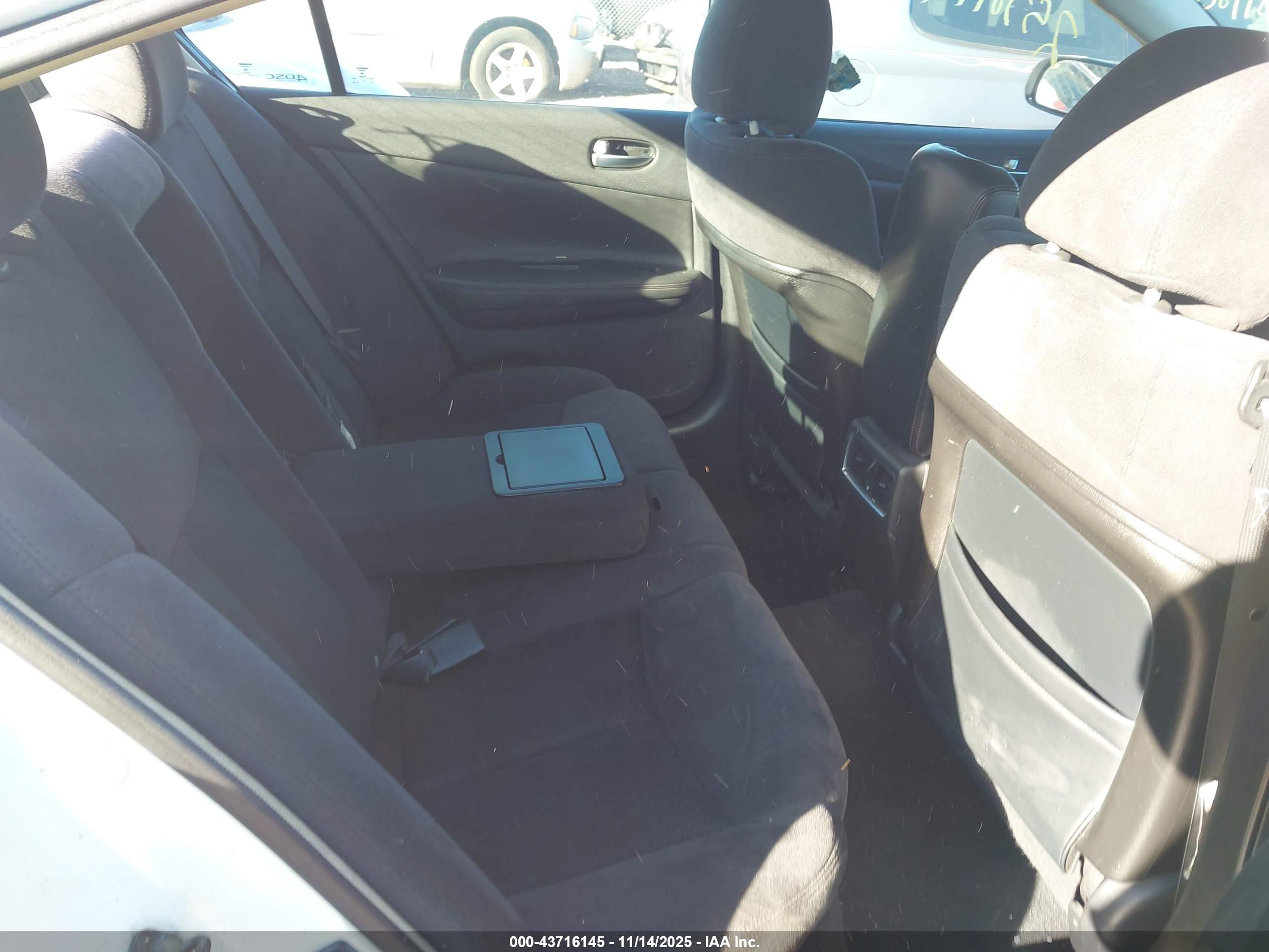 NISSAN MAXIMA image 8