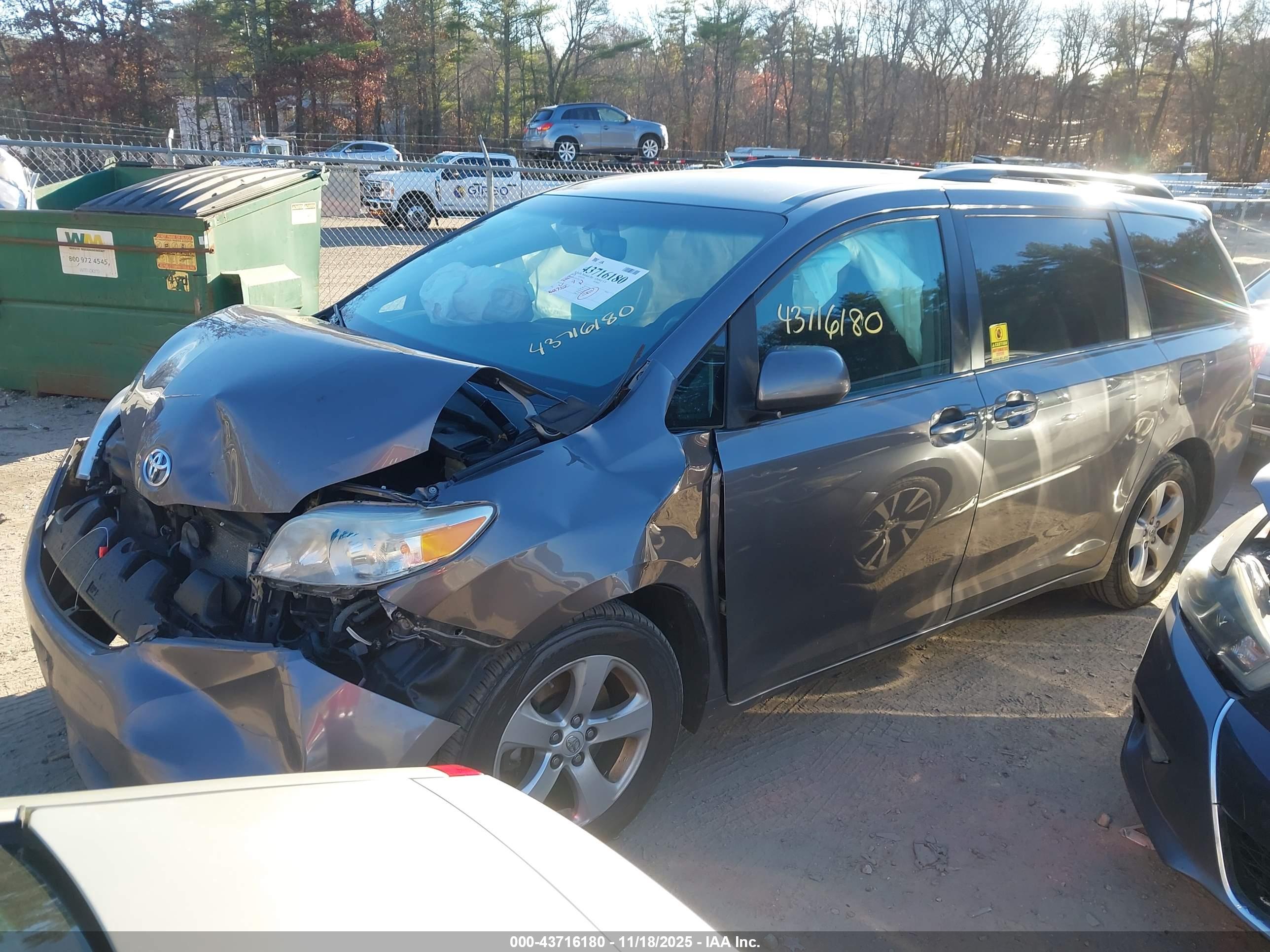 TOYOTA SIENNA image 2