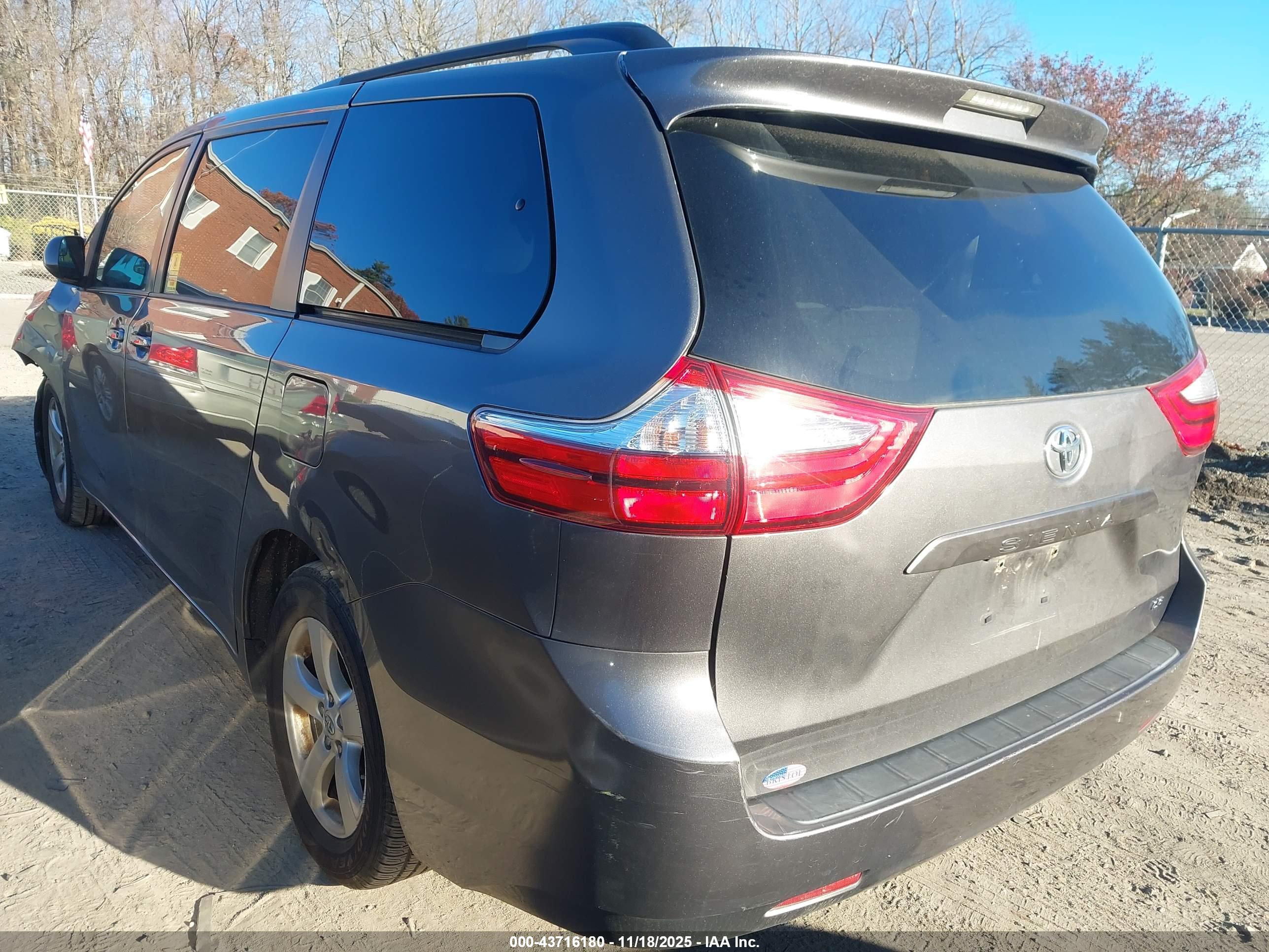 TOYOTA SIENNA image 3
