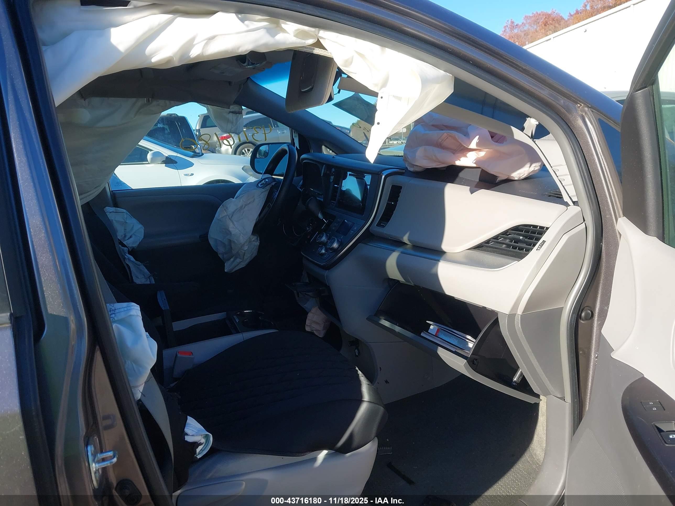 TOYOTA SIENNA image 5