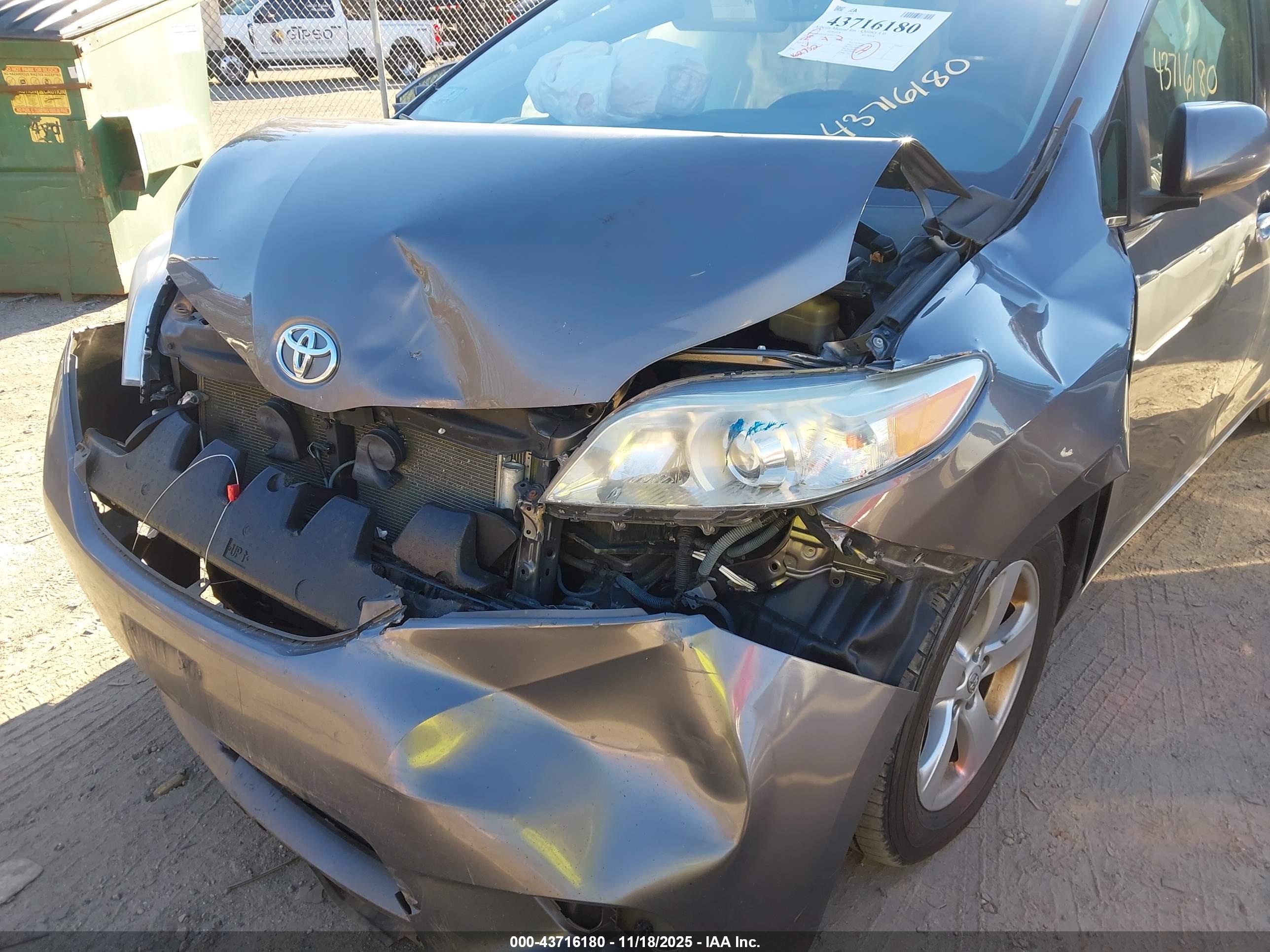 TOYOTA SIENNA image 6