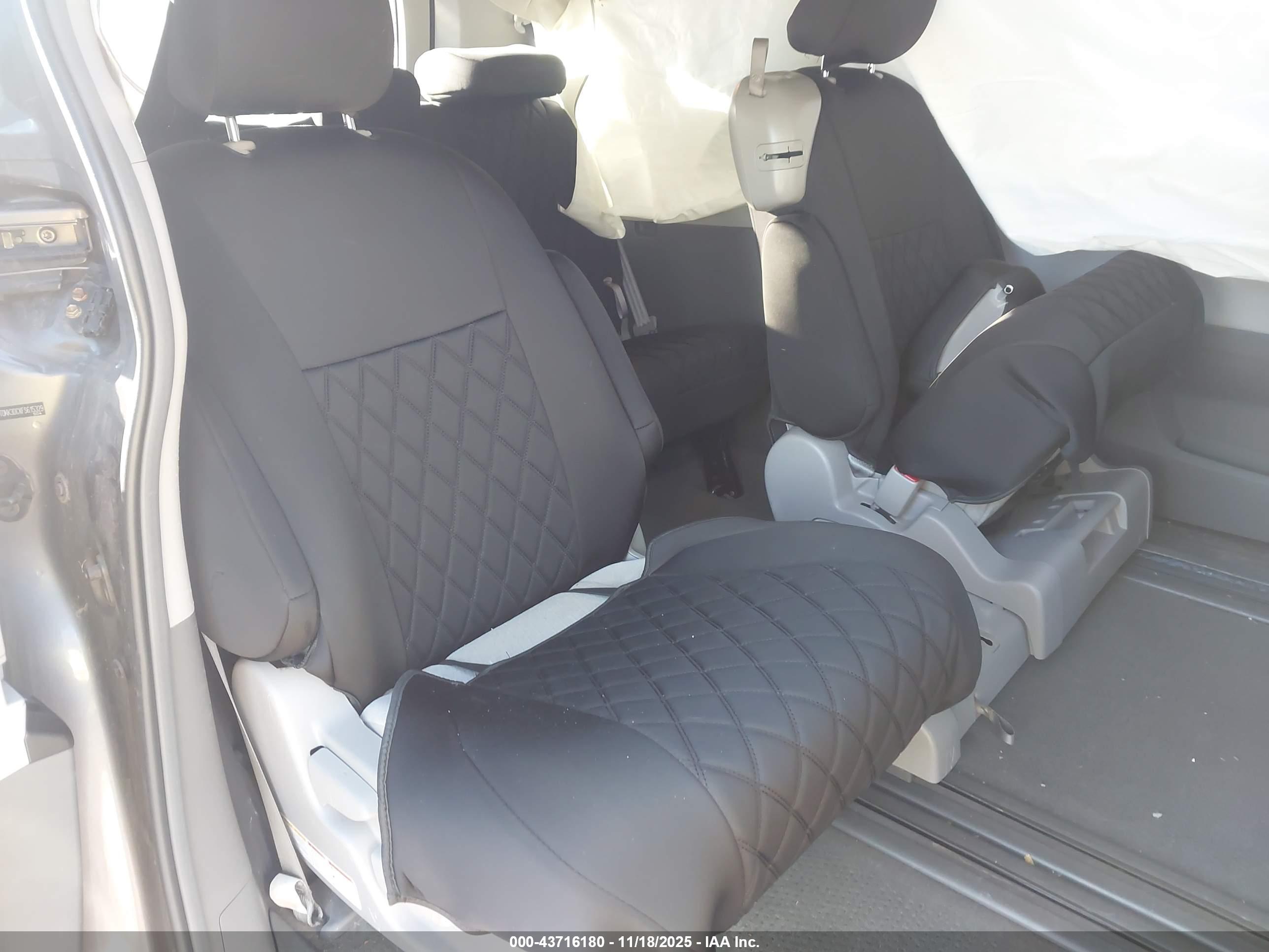 TOYOTA SIENNA image 8