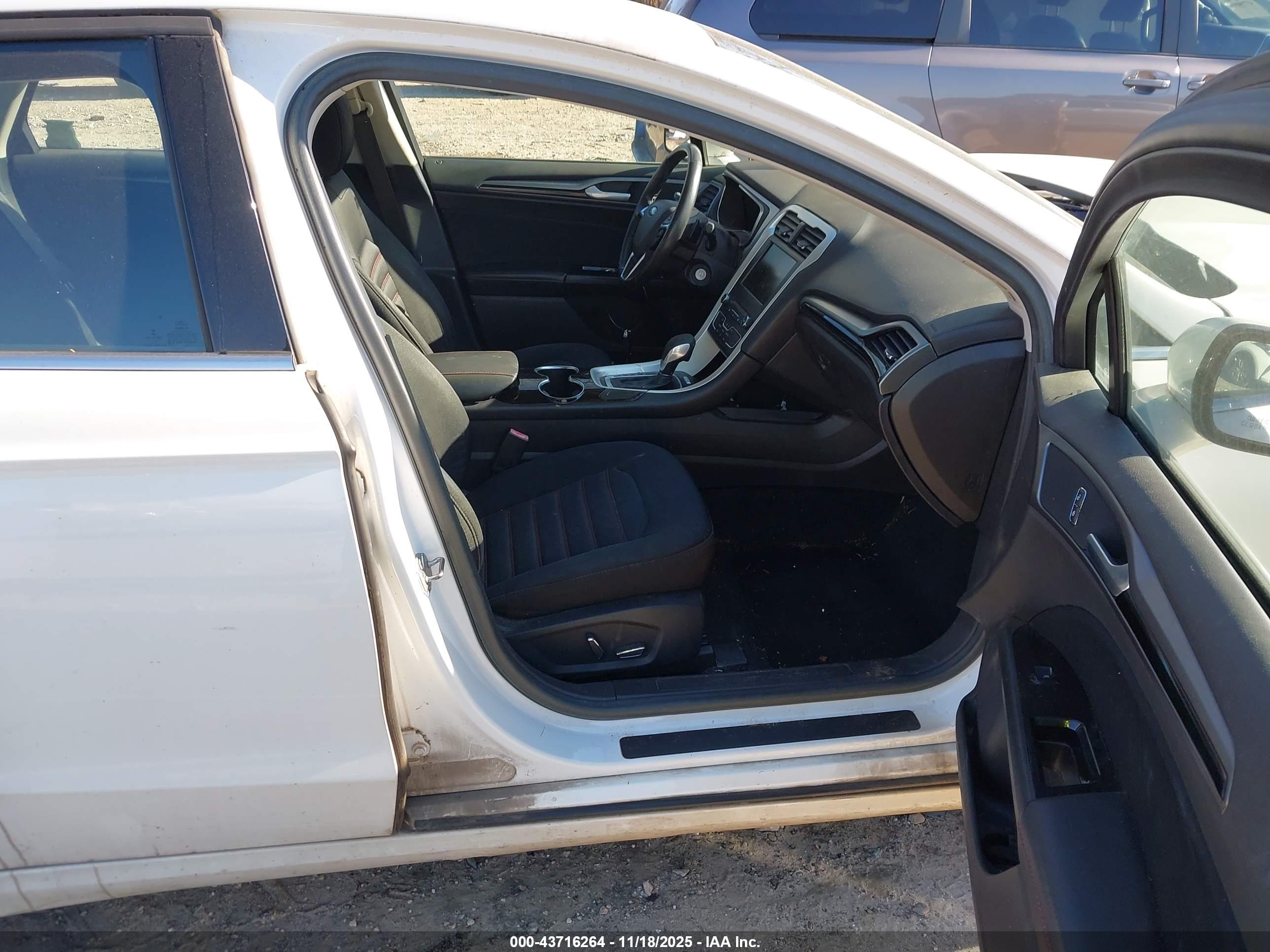 FORD FUSION image 5