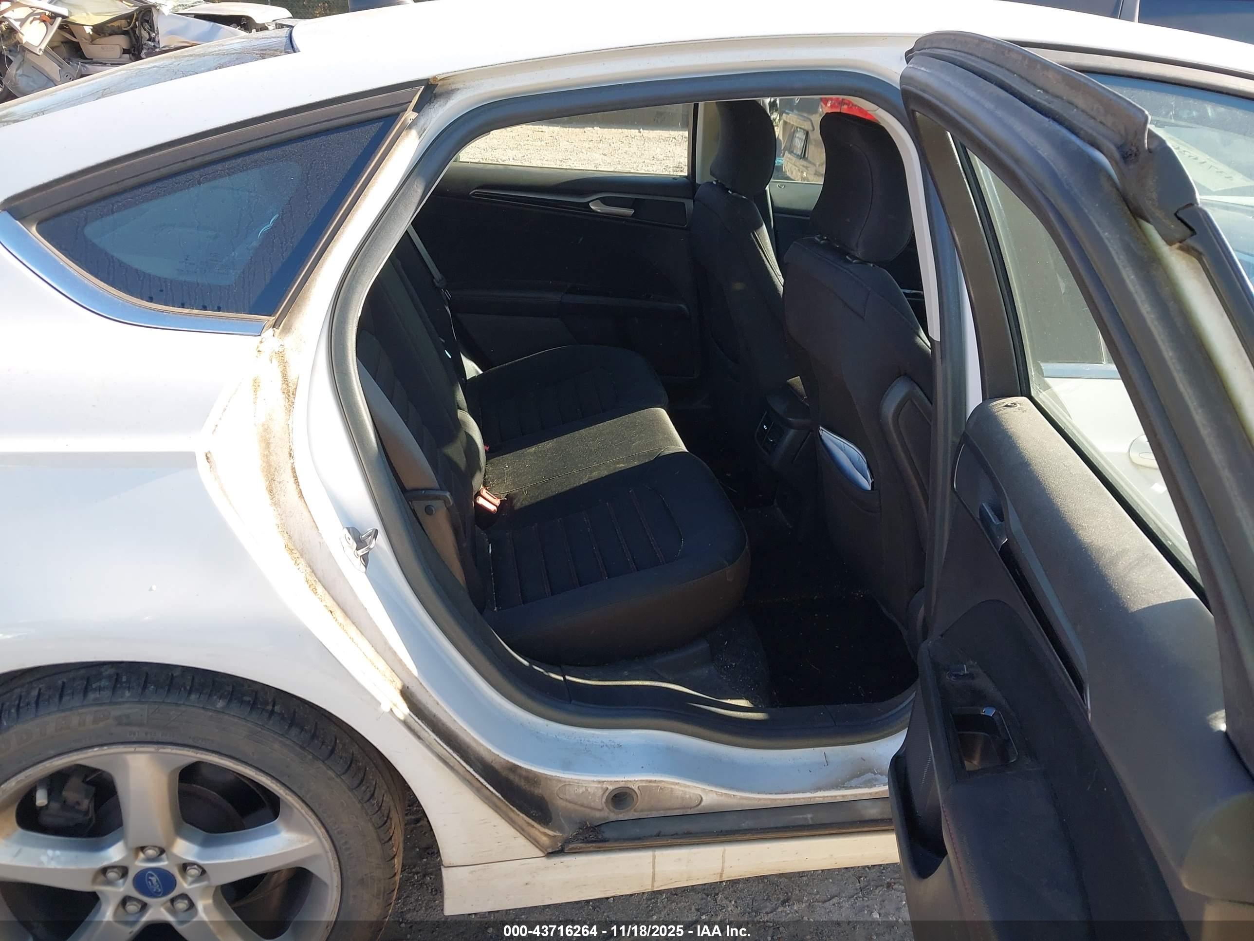 FORD FUSION image 8