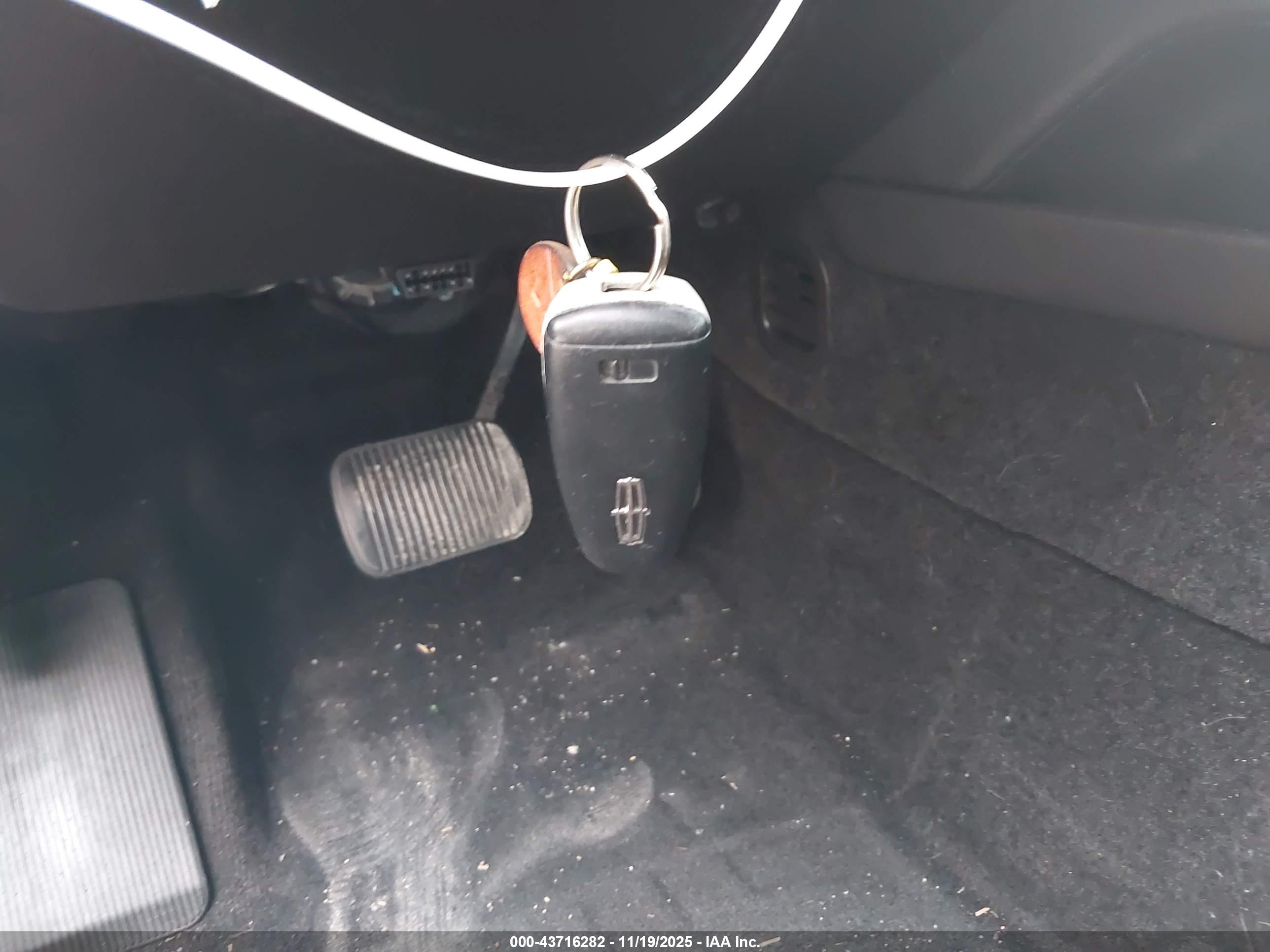 LINCOLN MKS image 11