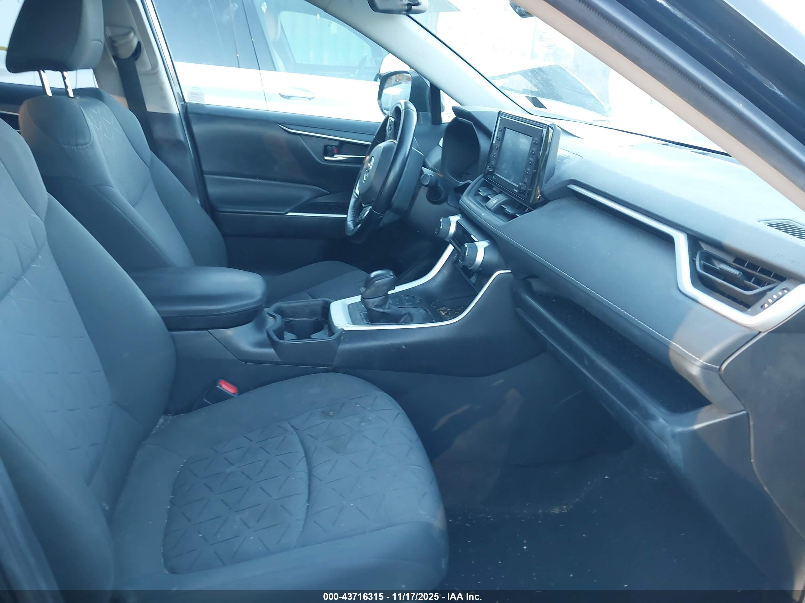 TOYOTA RAV4 image 5