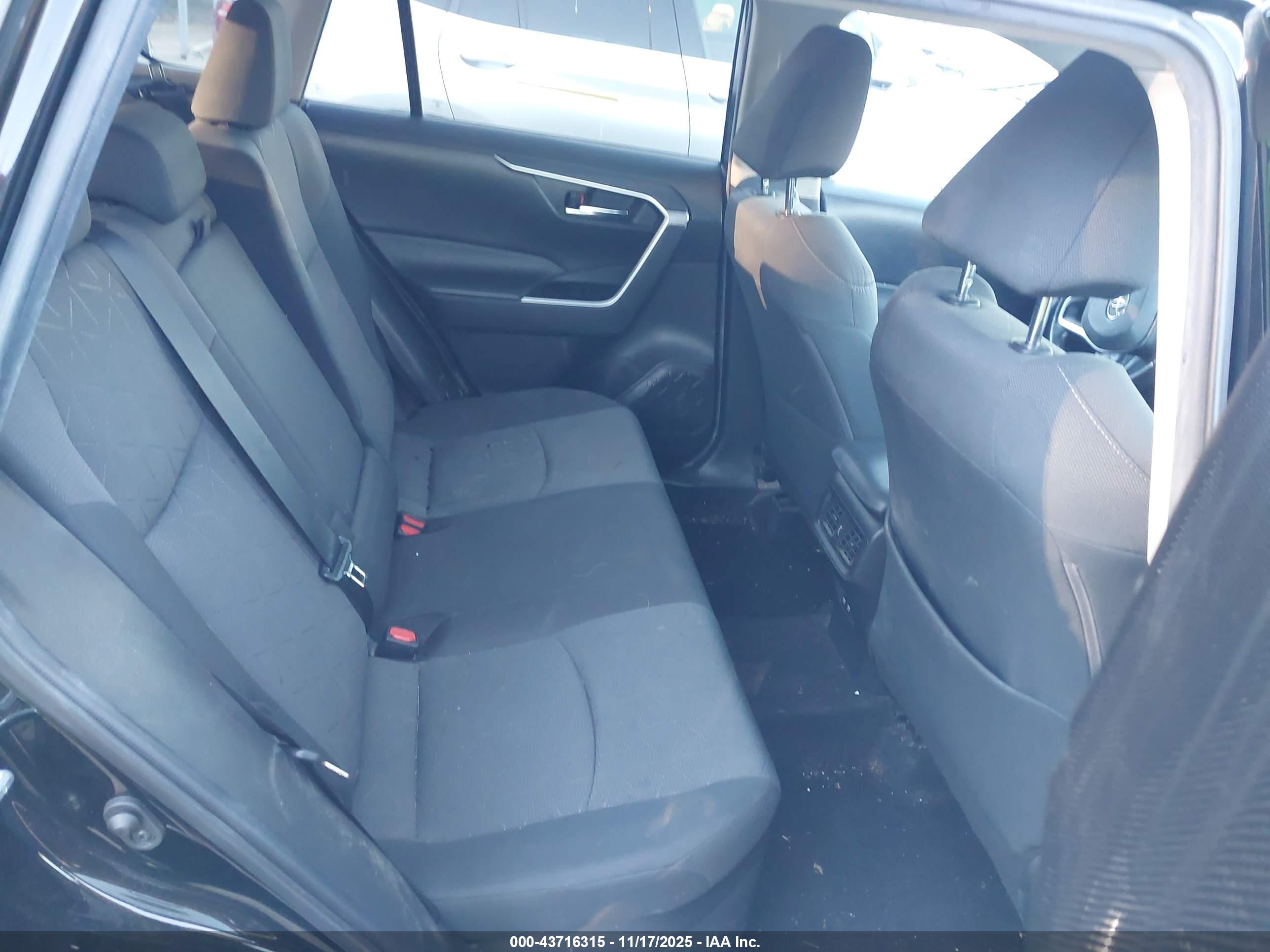 TOYOTA RAV4 image 8
