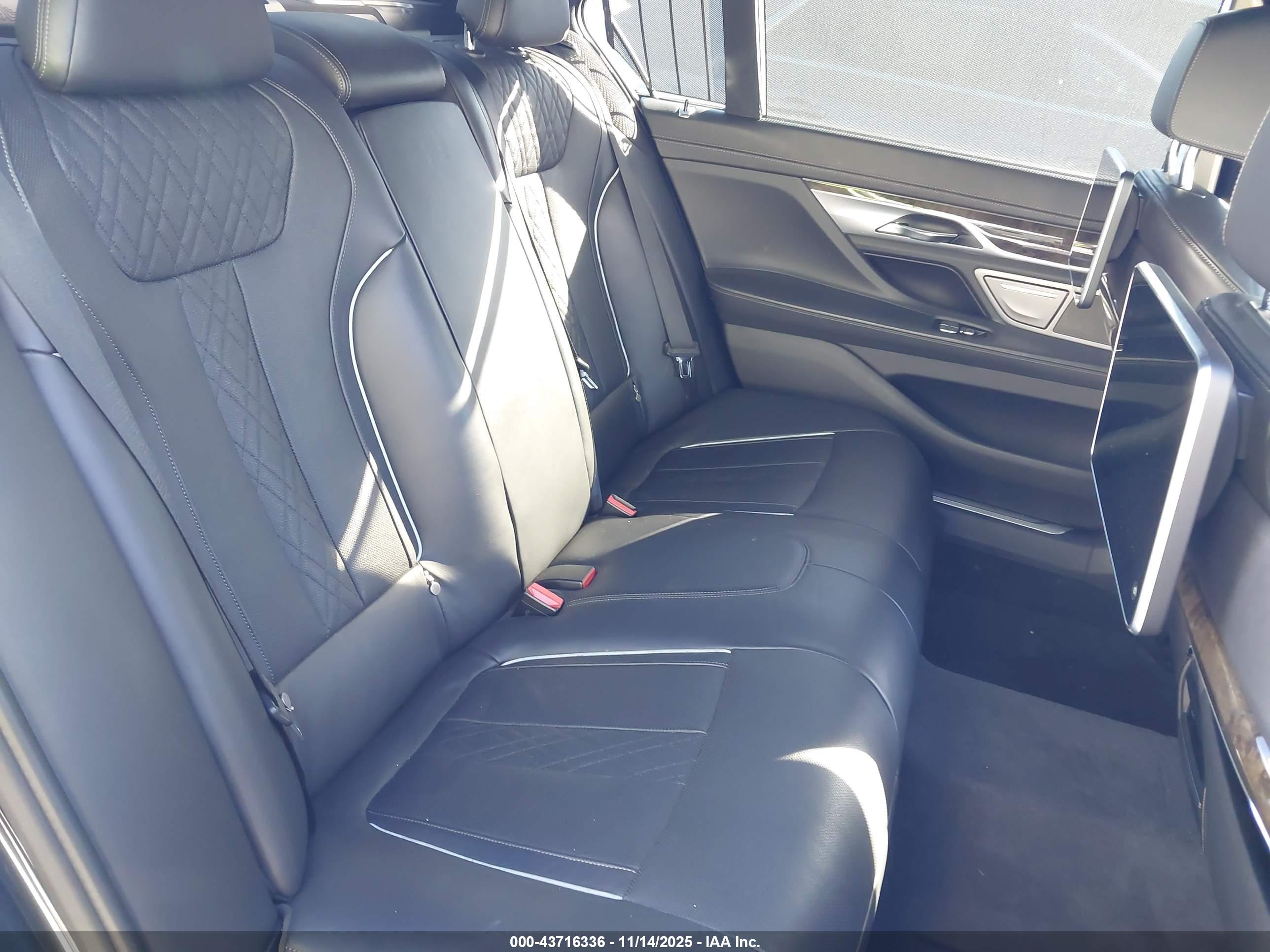 BMW 750I image 8