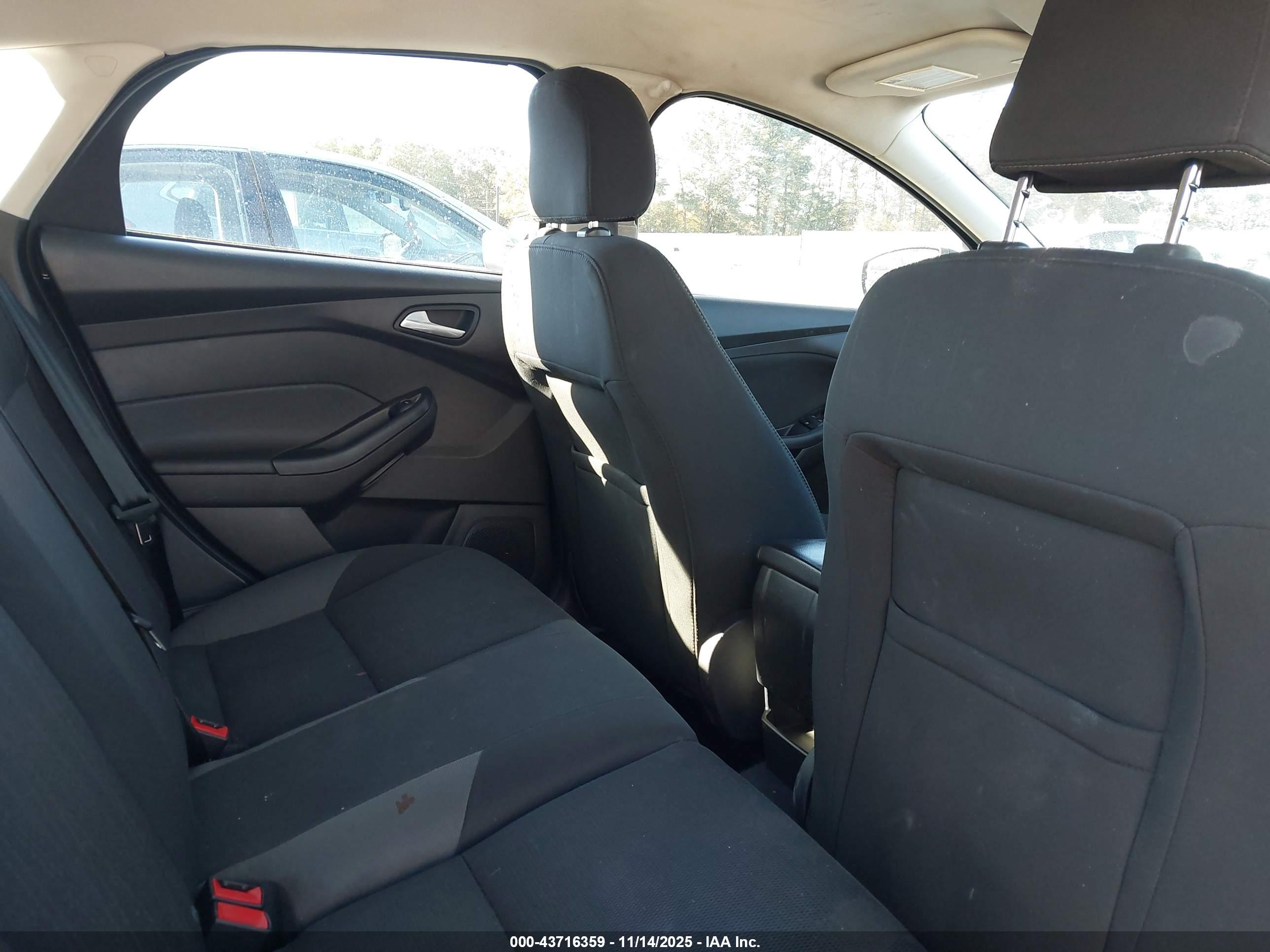 FORD FOCUS image 8