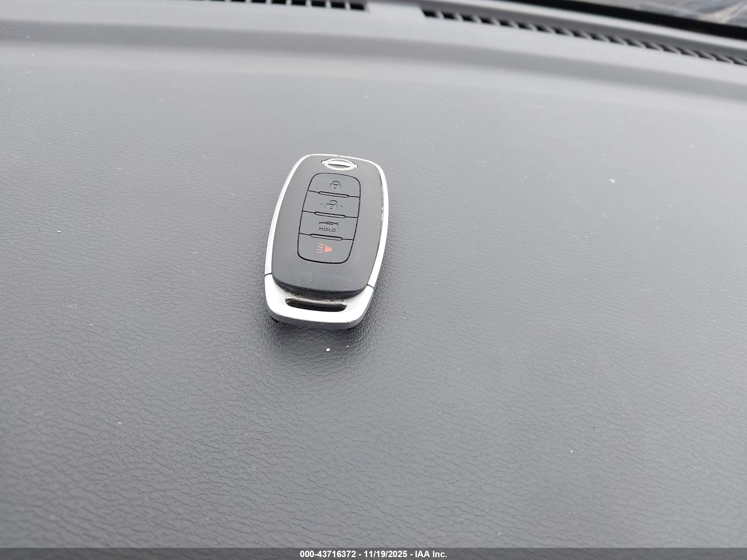 NISSAN VERSA image 11