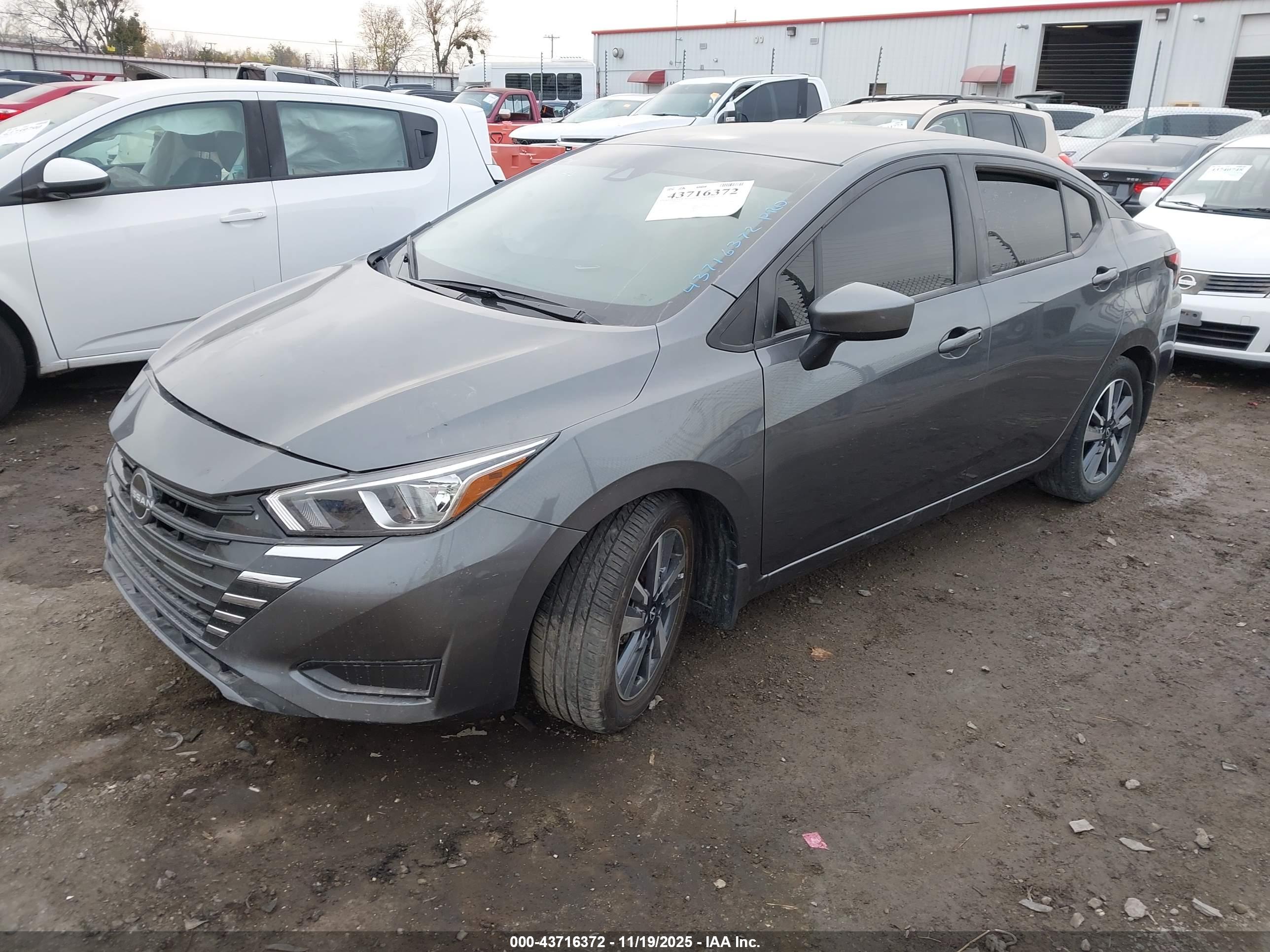 NISSAN VERSA image 2