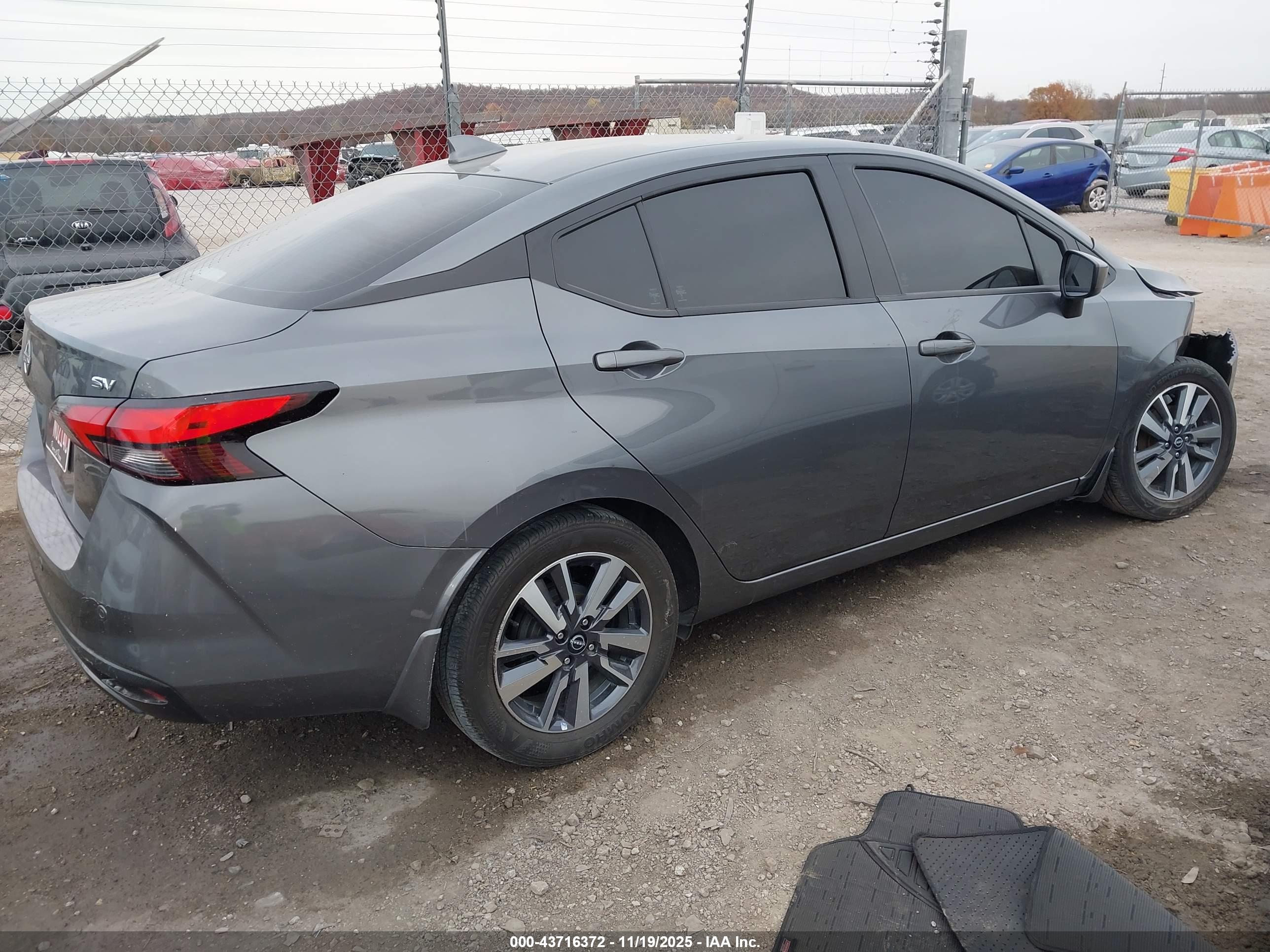 NISSAN VERSA image 4