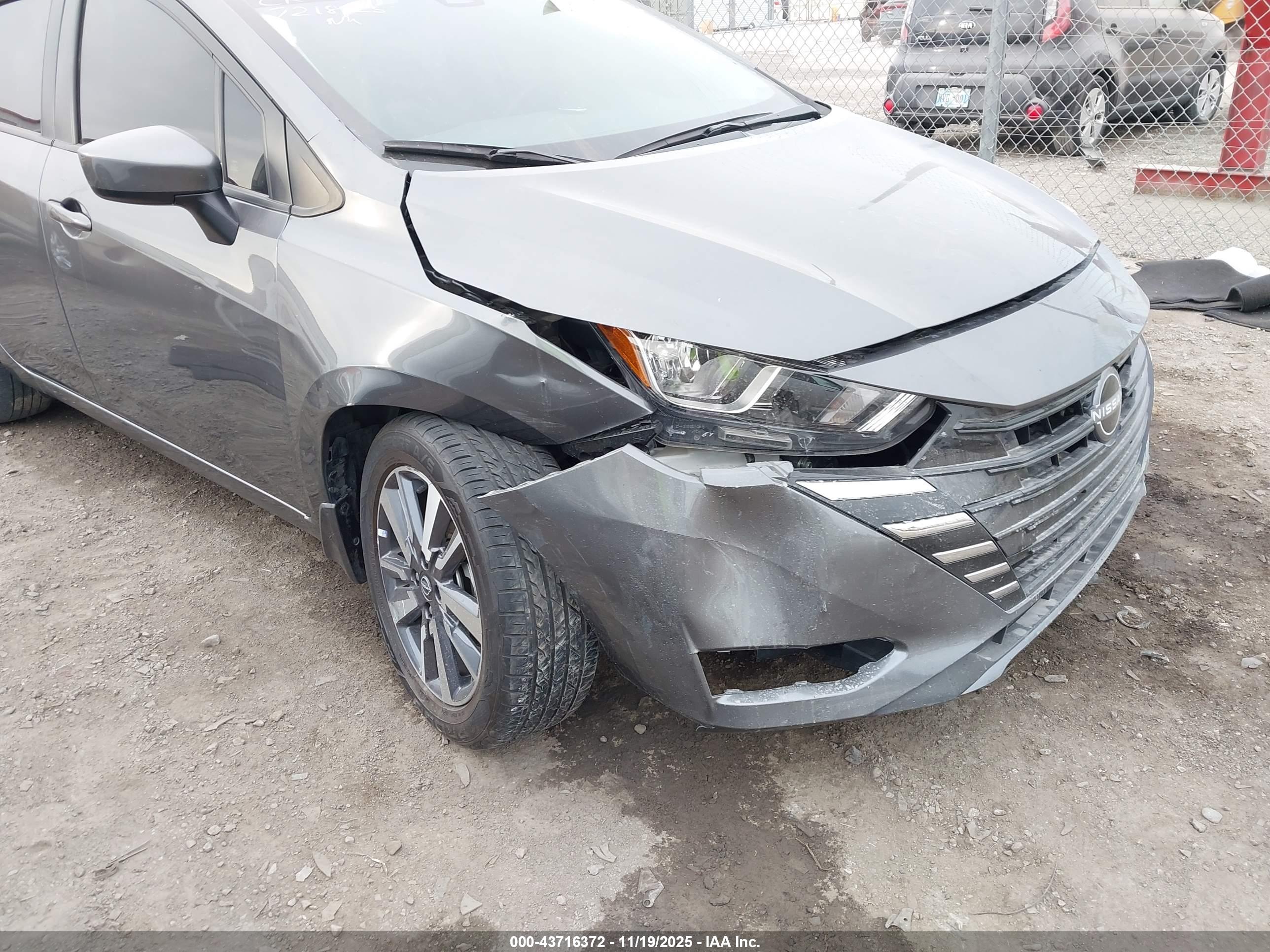 NISSAN VERSA image 6