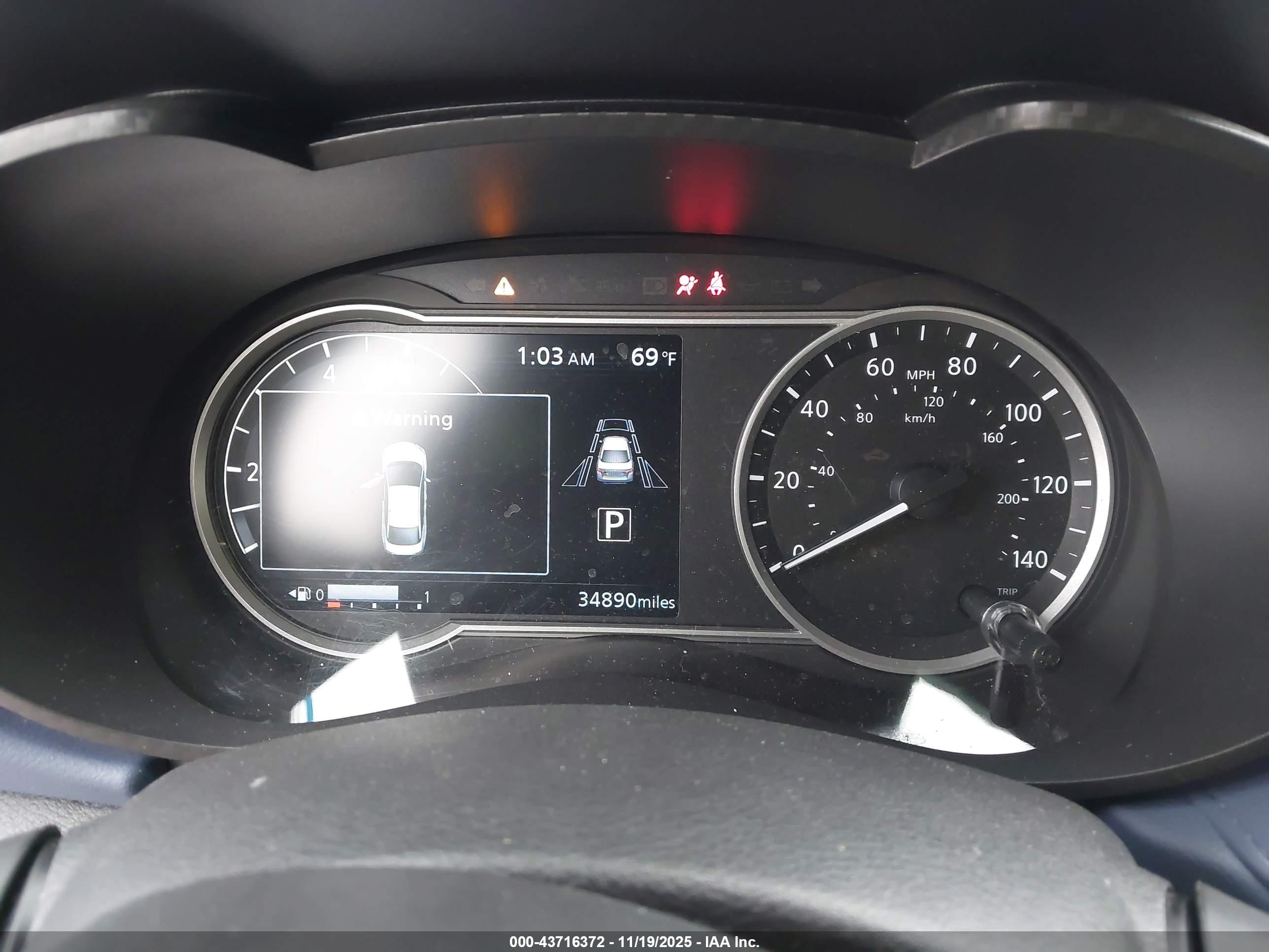 NISSAN VERSA image 7
