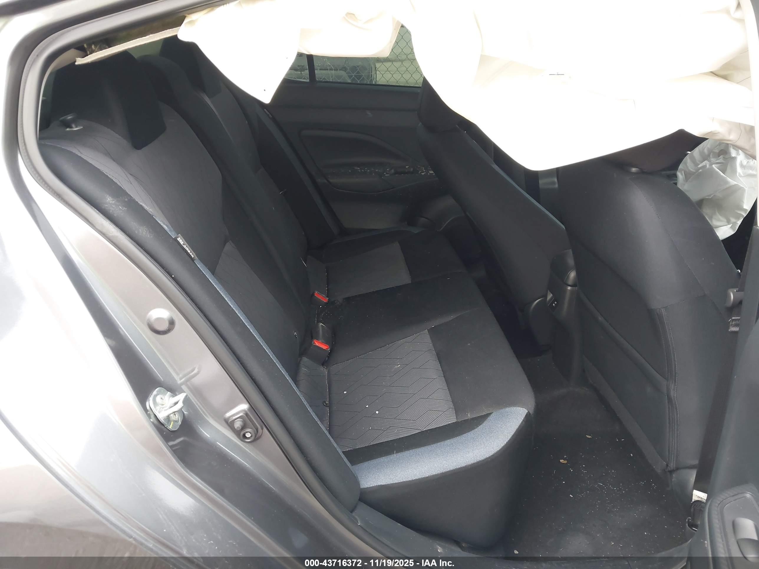 NISSAN VERSA image 8