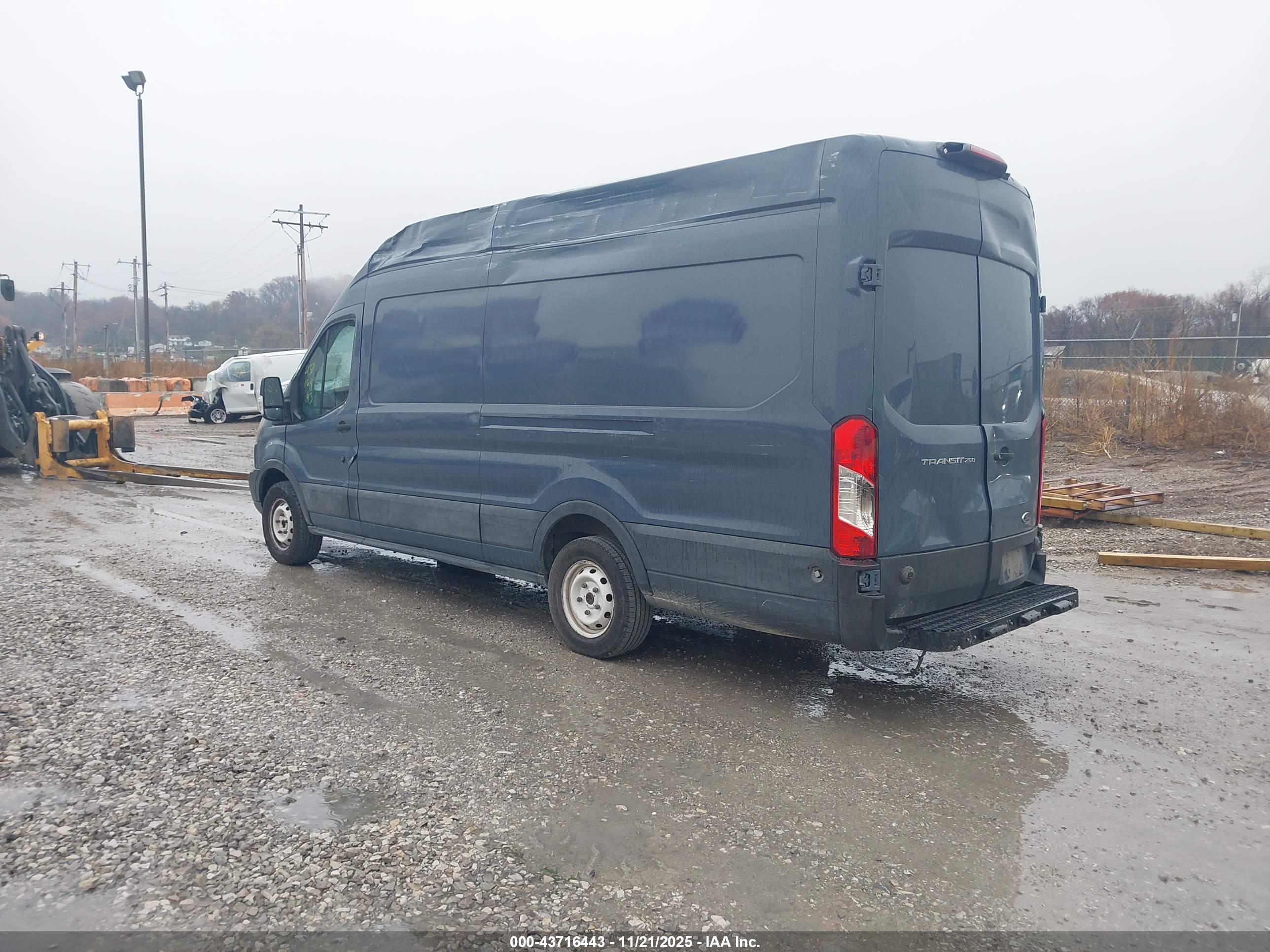 FORD TRANSIT-250 image 3