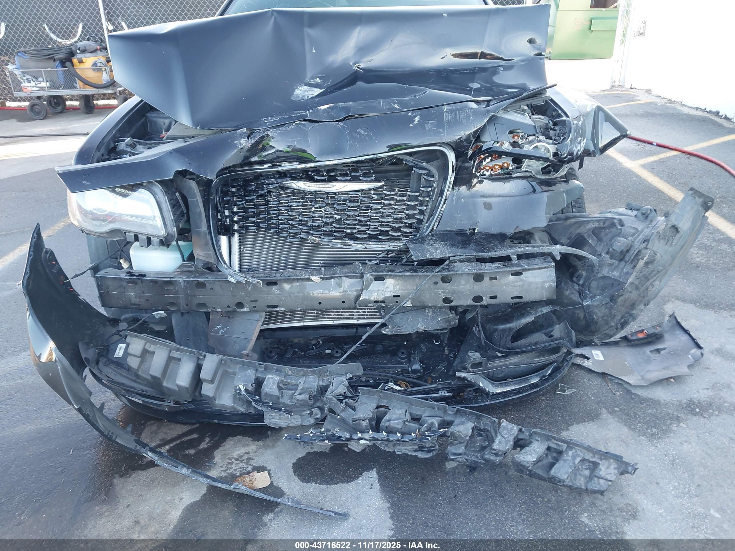 CHRYSLER 300 image 6