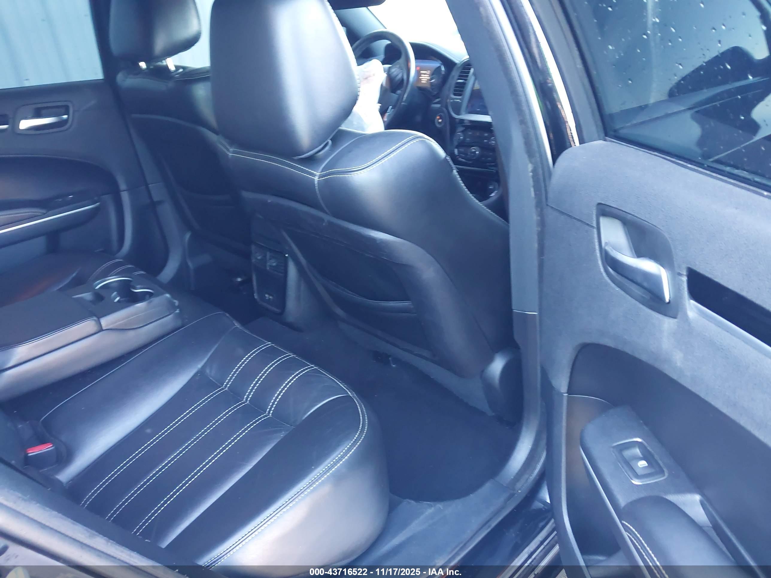 CHRYSLER 300 image 8