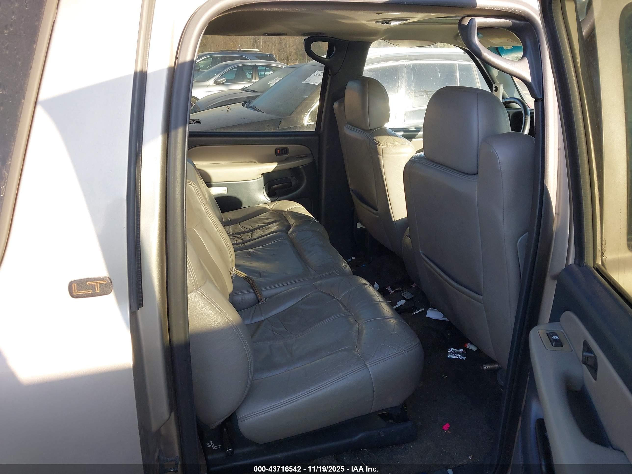 CHEVROLET SUBURBAN image 8