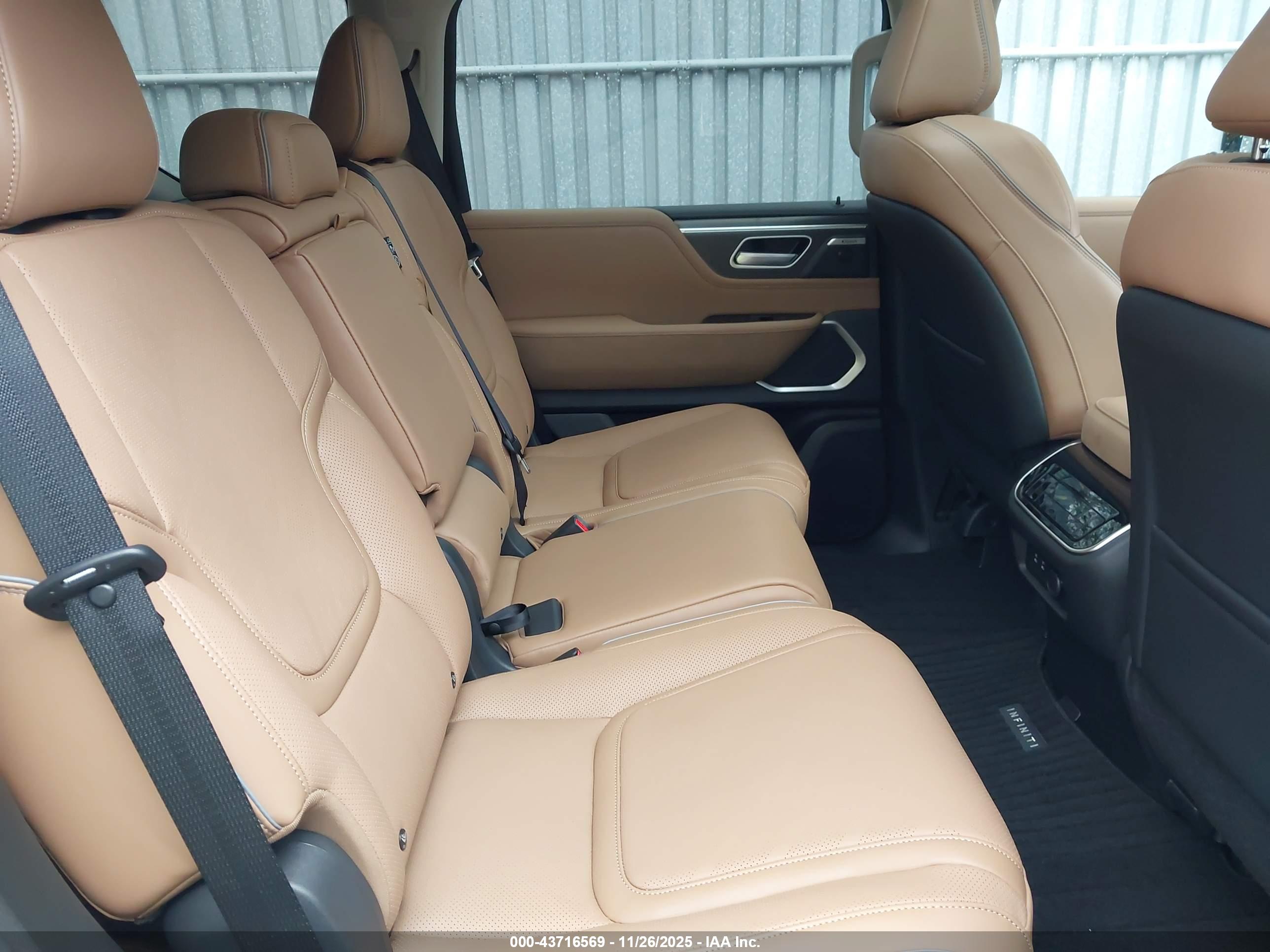 INFINITI QX80 image 8