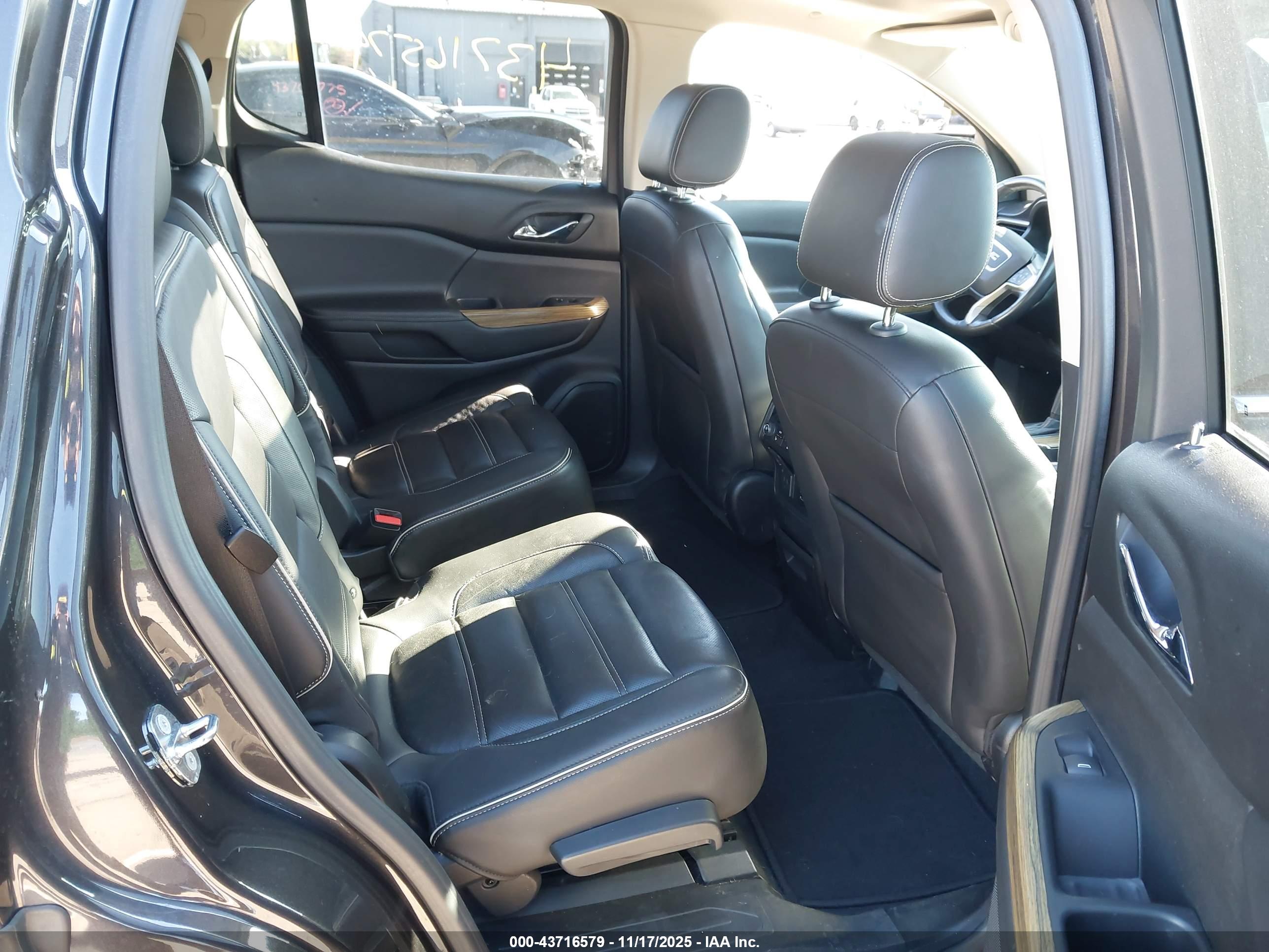 GMC ACADIA image 8
