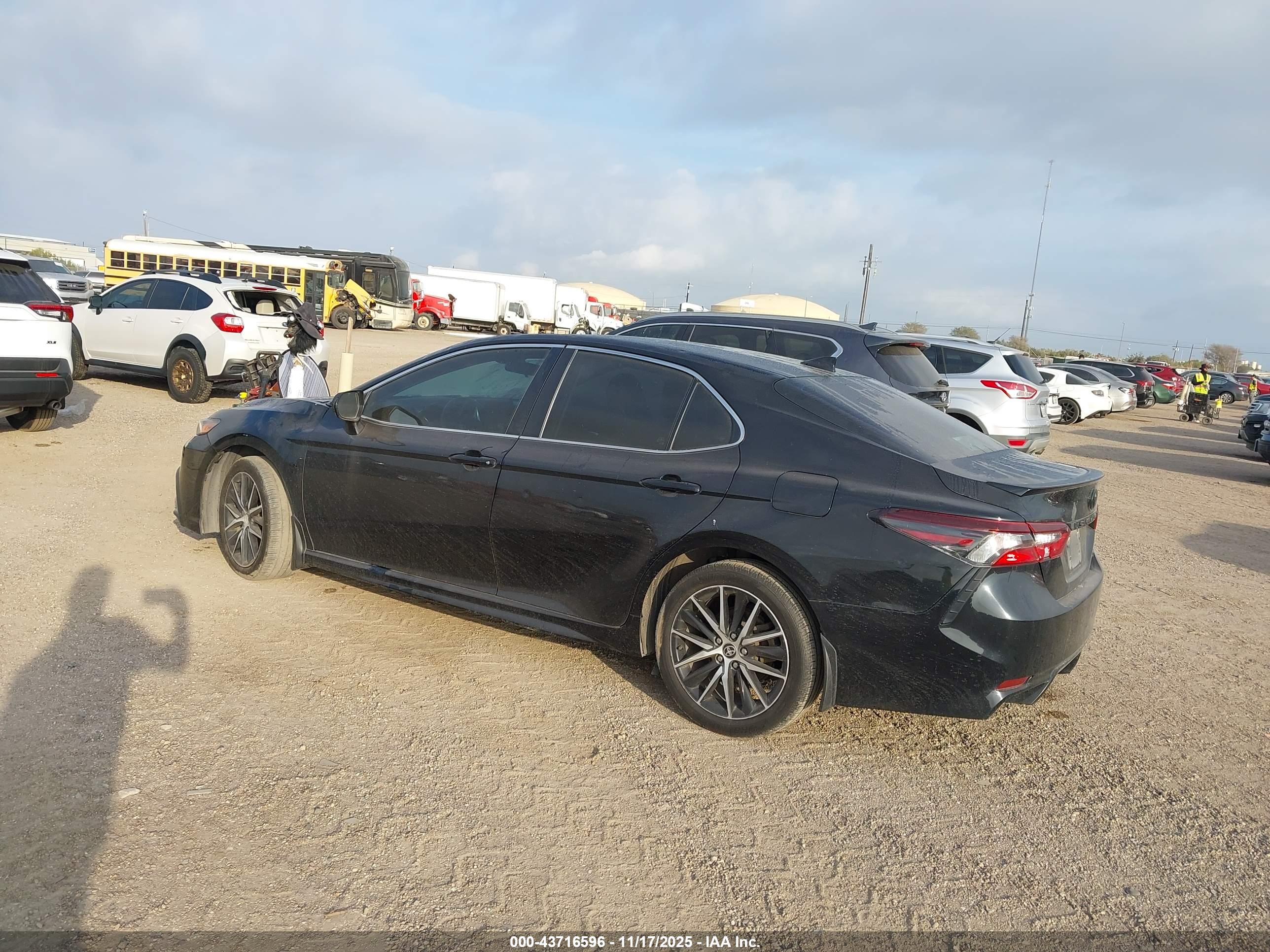 TOYOTA CAMRY image 3