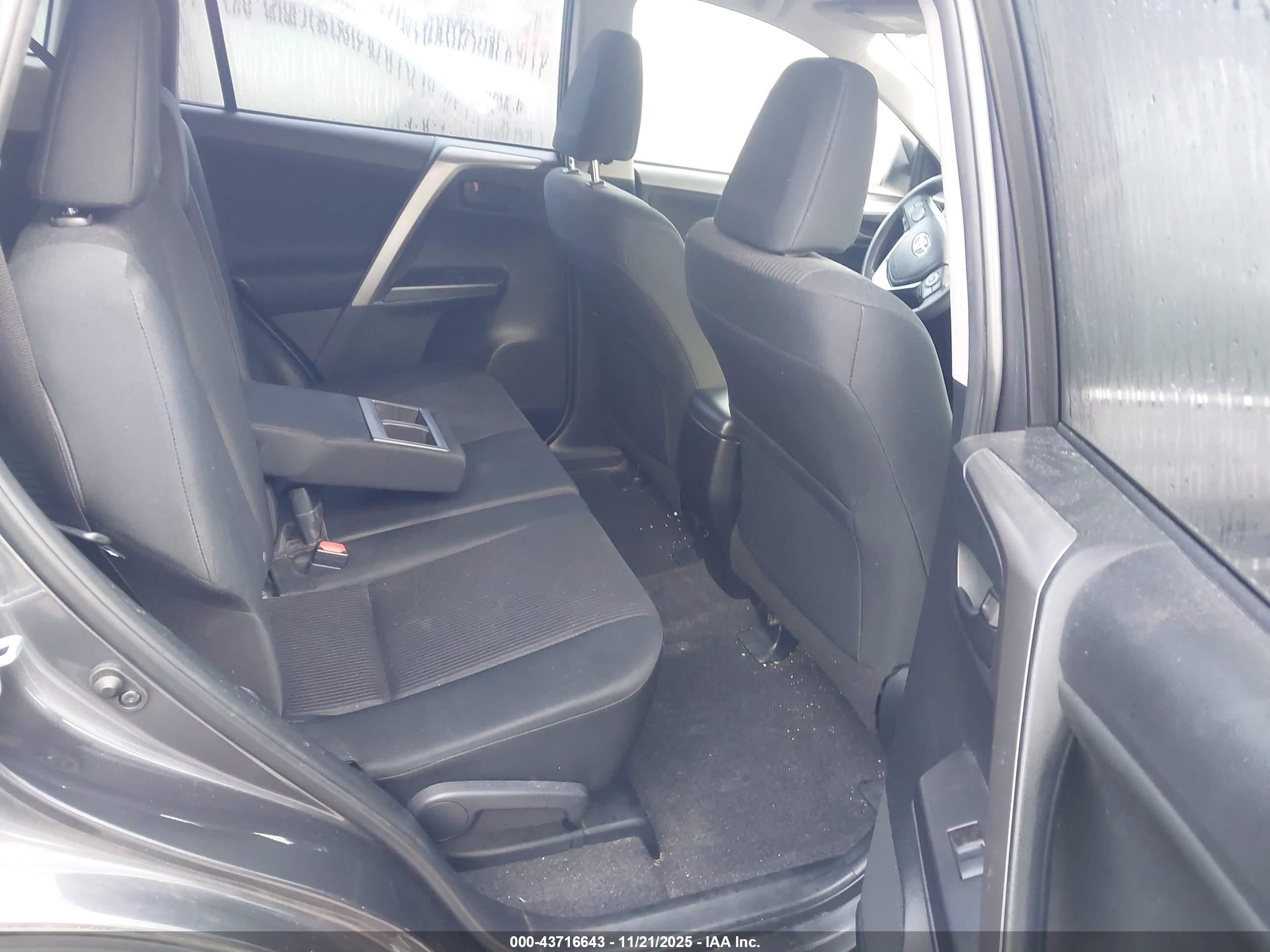 TOYOTA RAV4 image 8