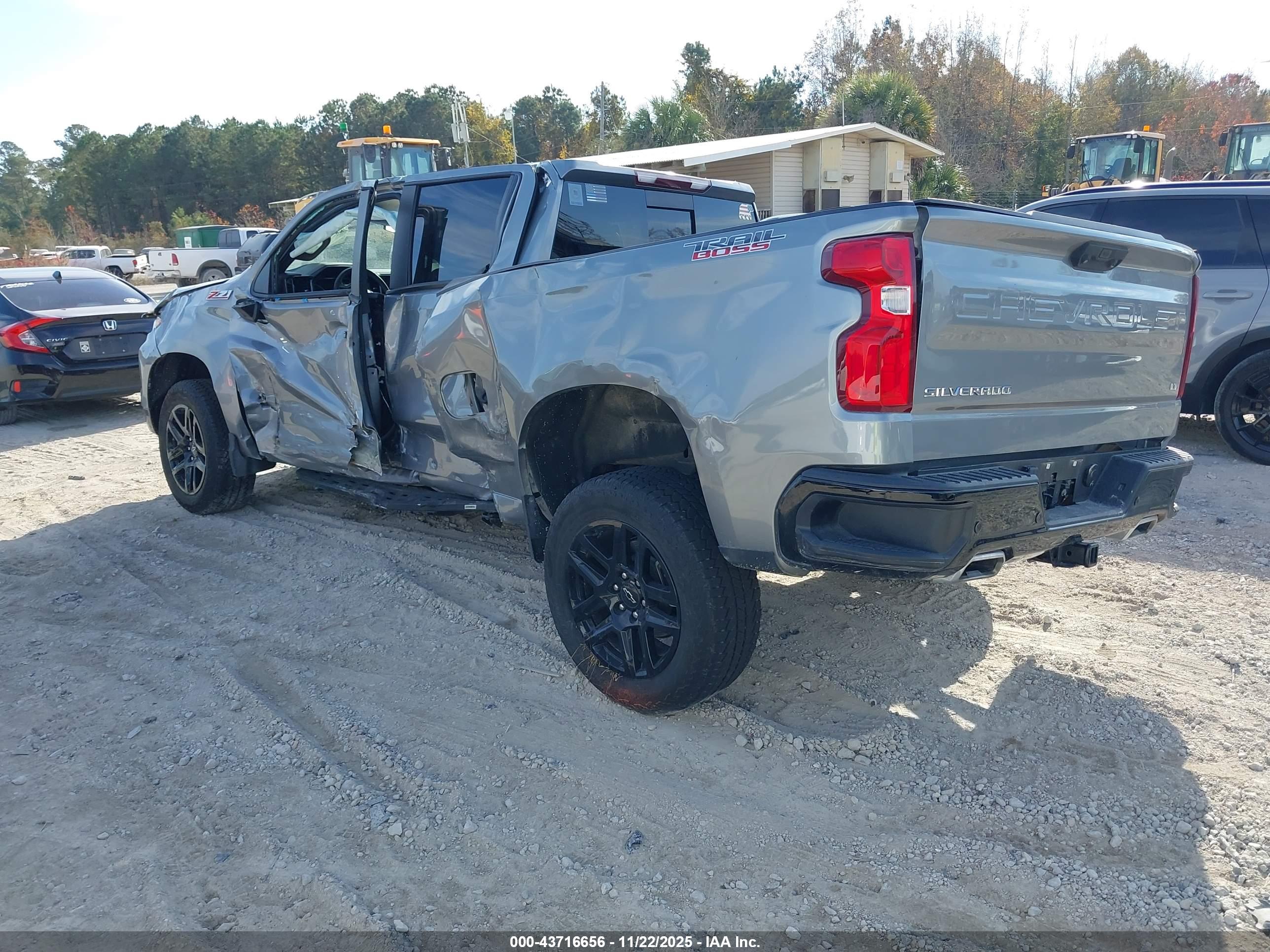 CHEVROLET SILVERADO image 3