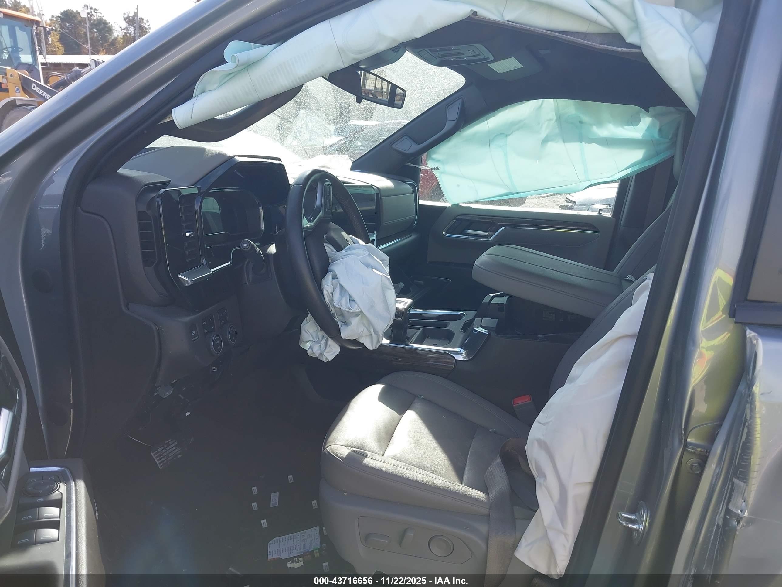 CHEVROLET SILVERADO image 5