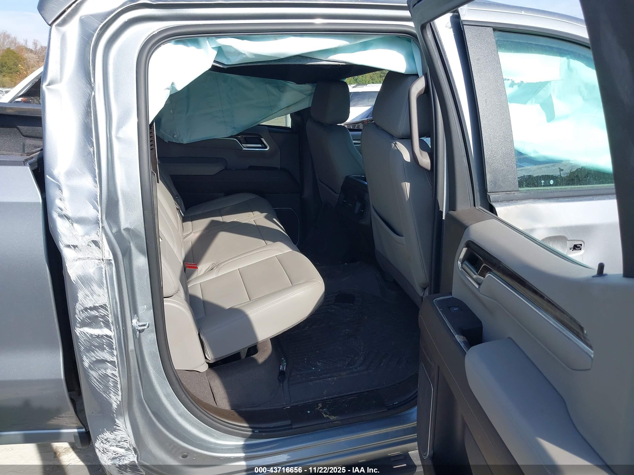 CHEVROLET SILVERADO image 8