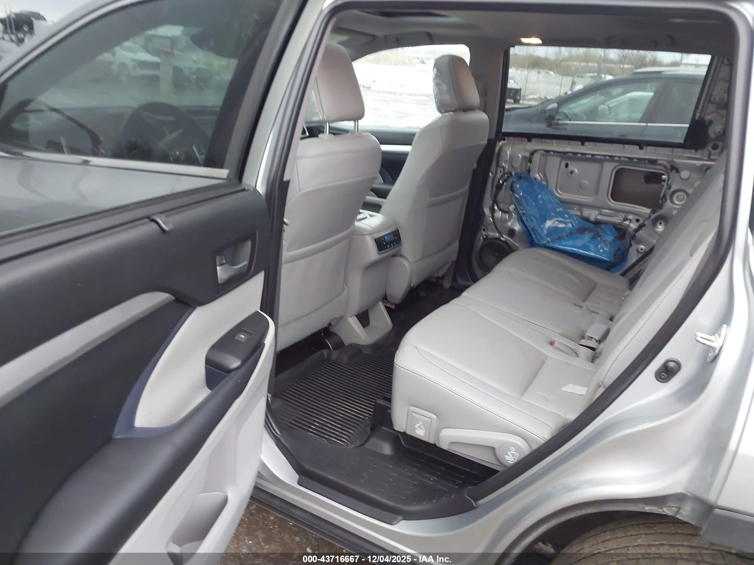 TOYOTA HIGHLANDER image 8
