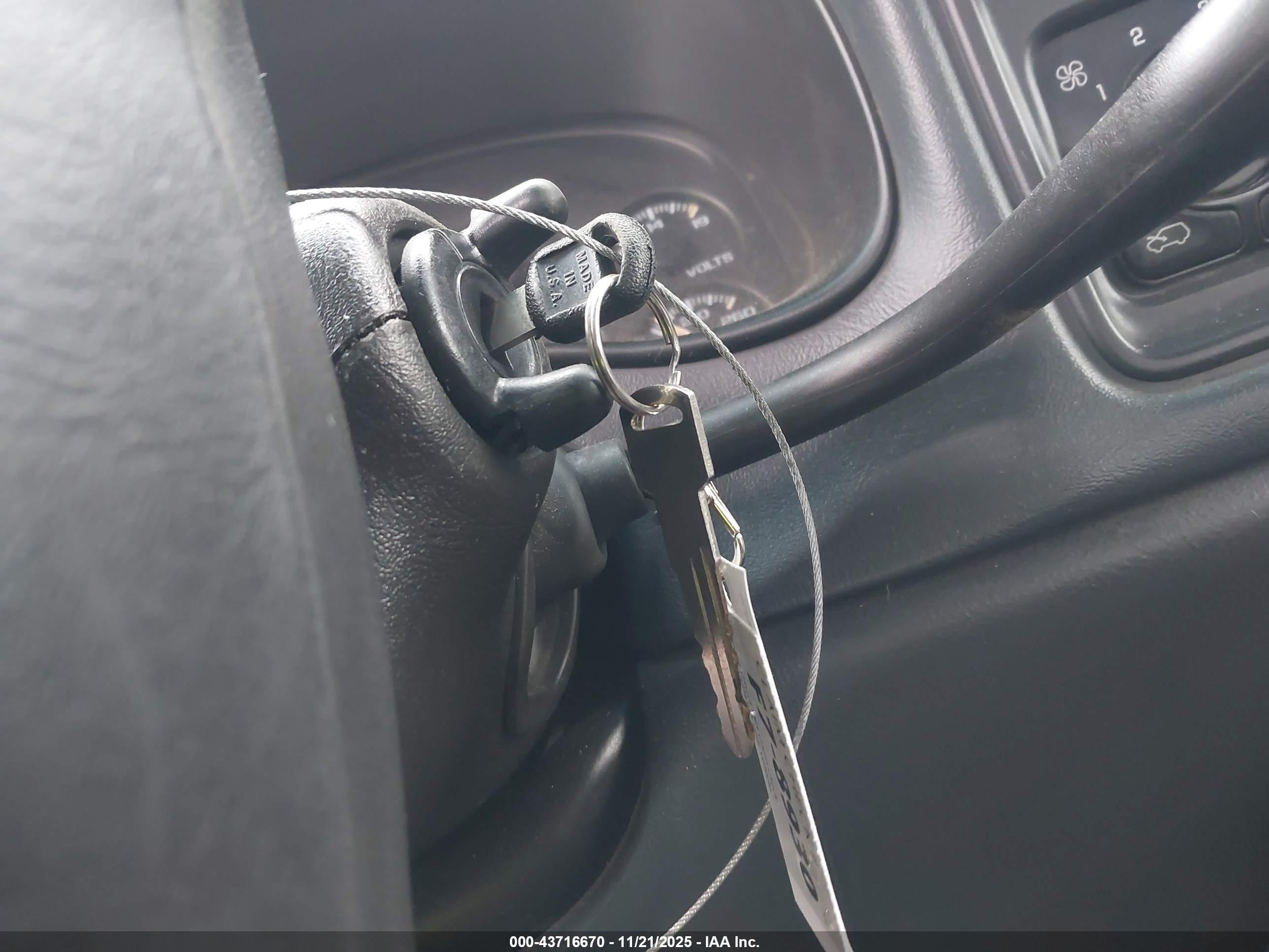 CHEVROLET SILVERADO image 11