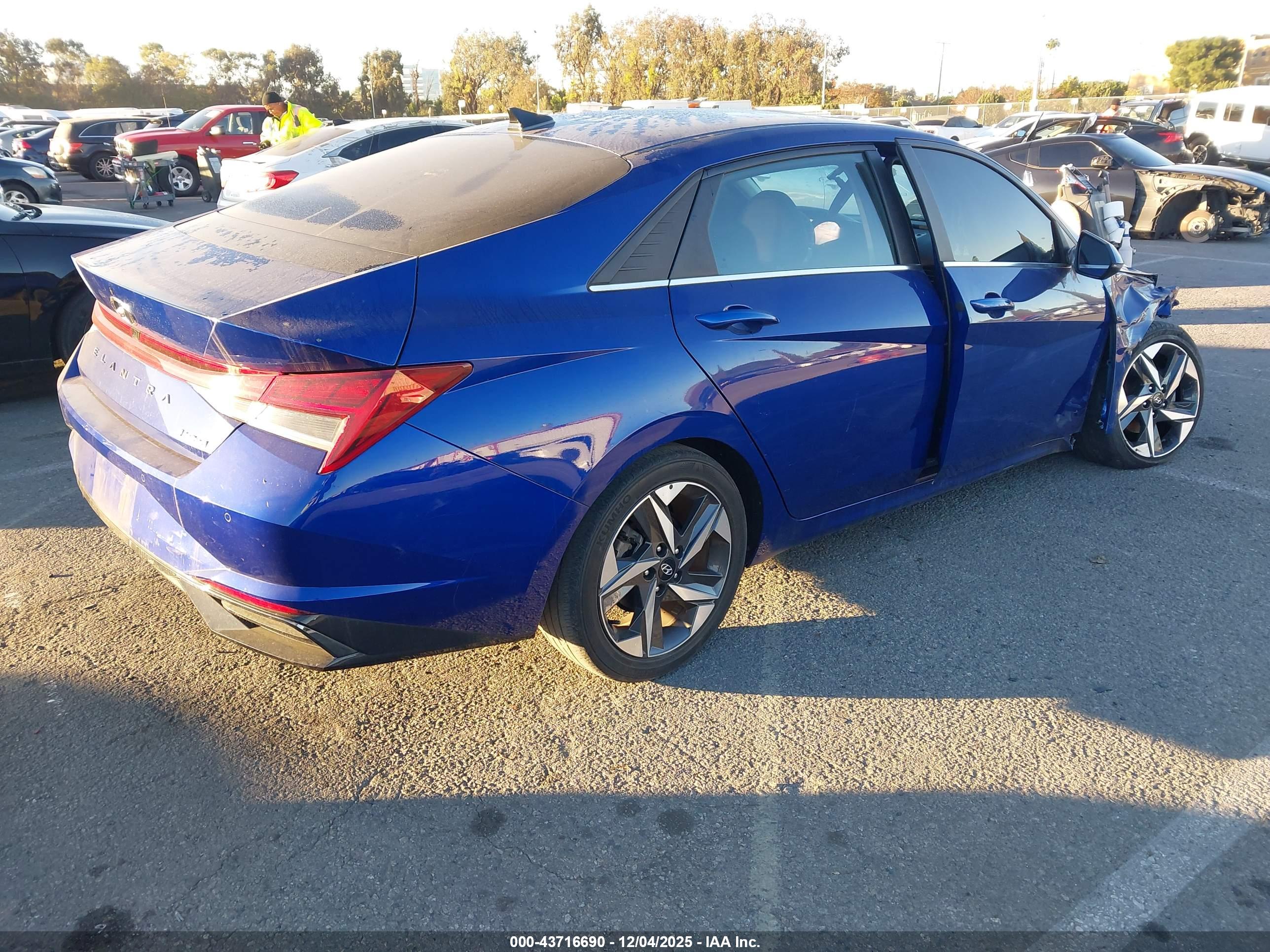HYUNDAI ELANTRA image 4